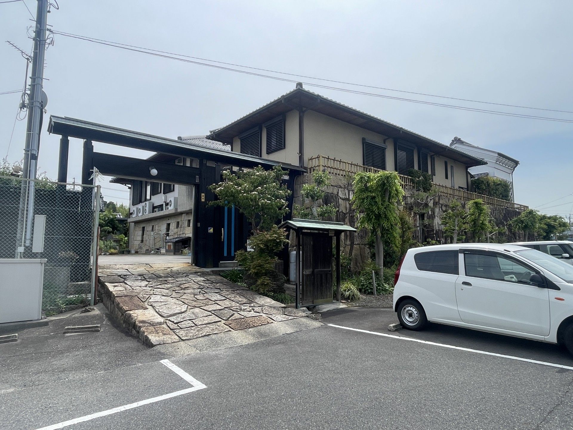 緑に囲まれた建物の外観