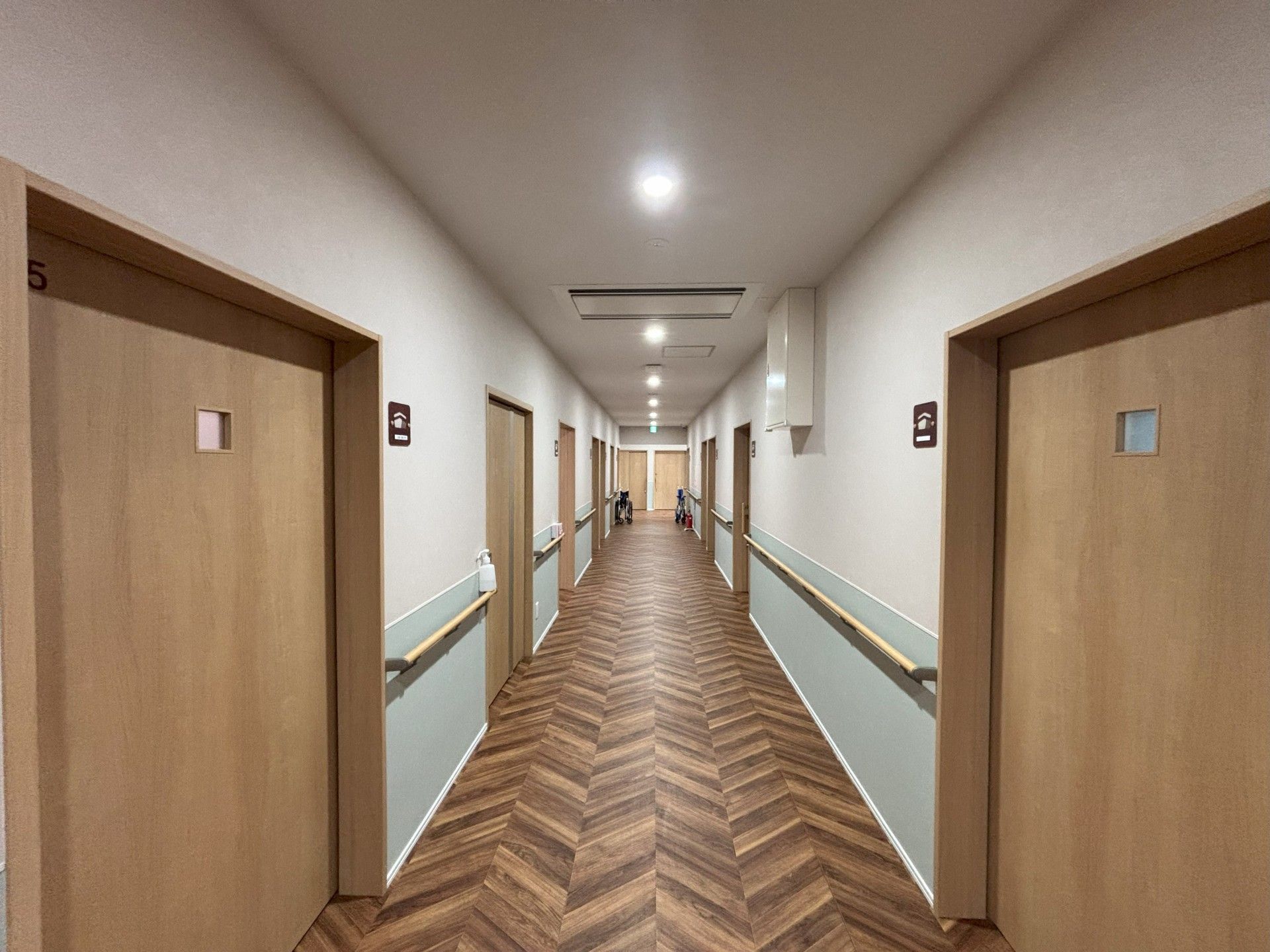 安全な手すり付き廊下