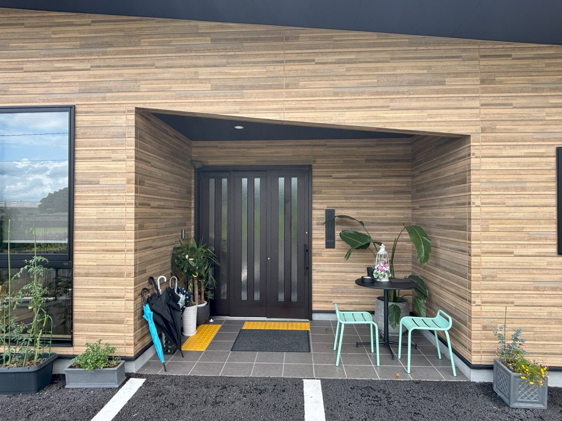 木目調のエントランス