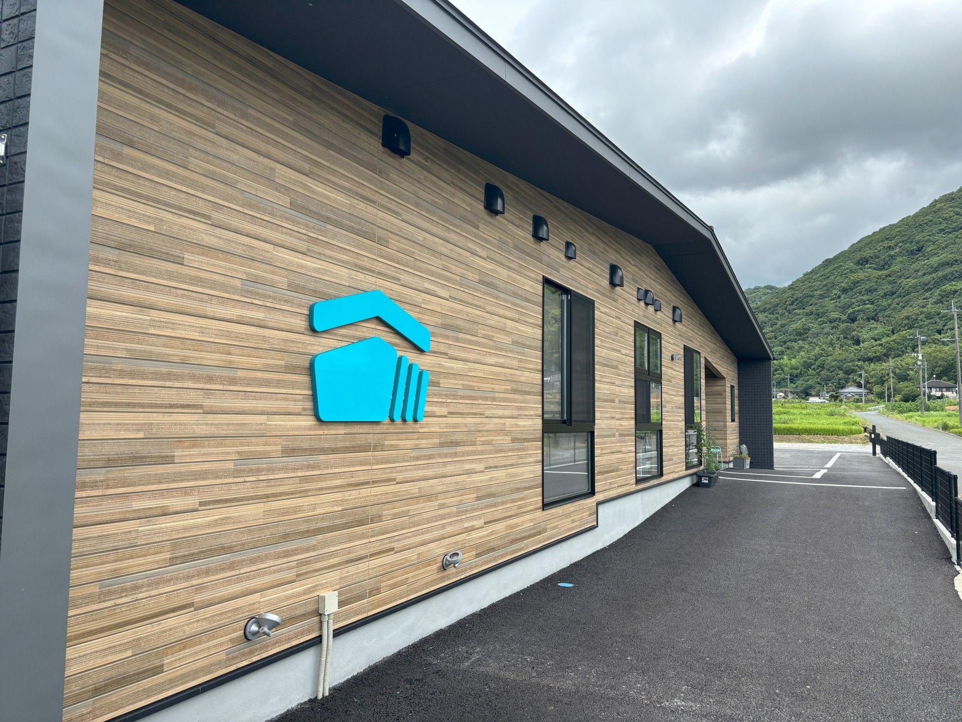 木目調の外壁と駐車場
