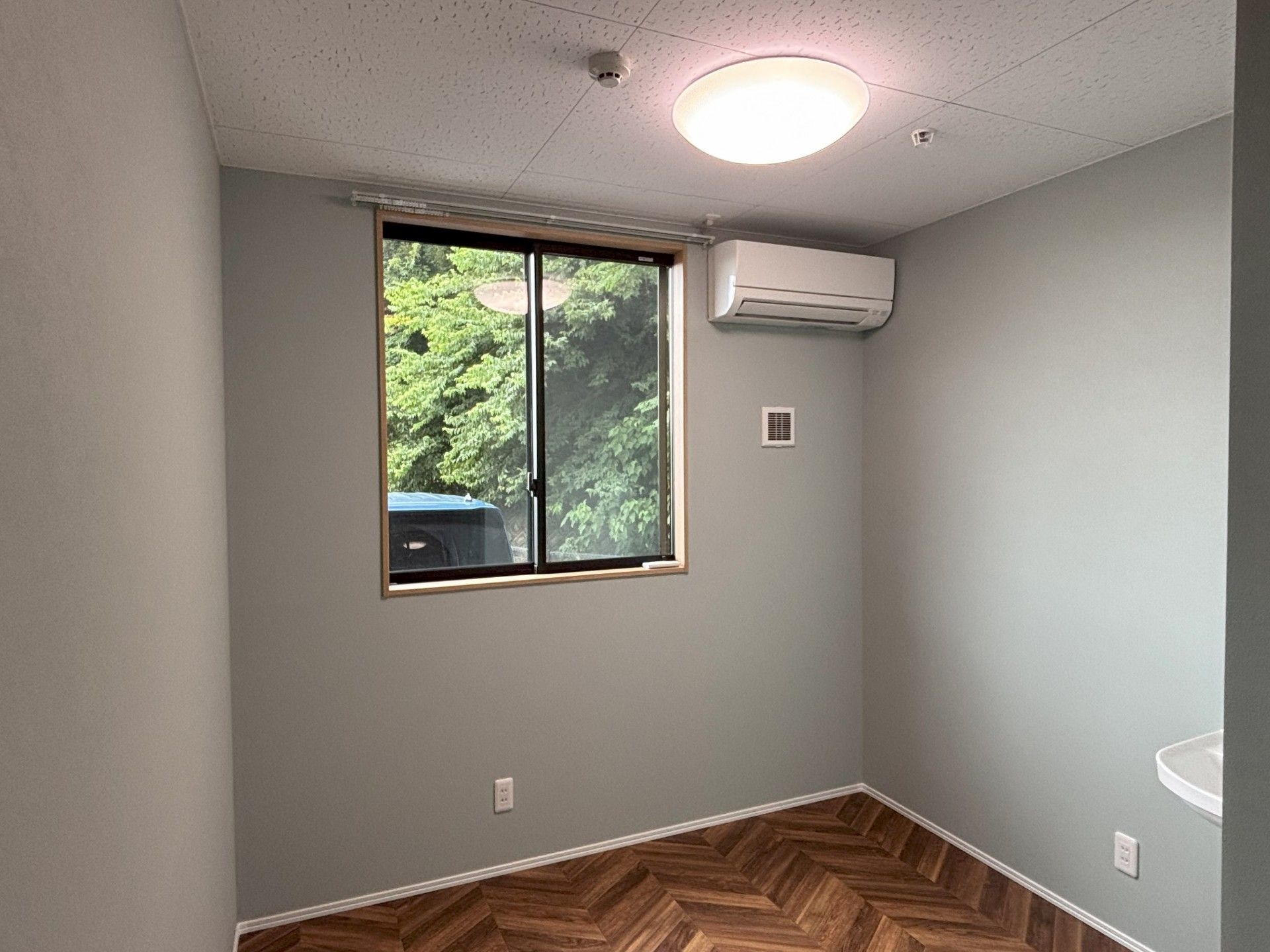 窓とエアコンのある部屋