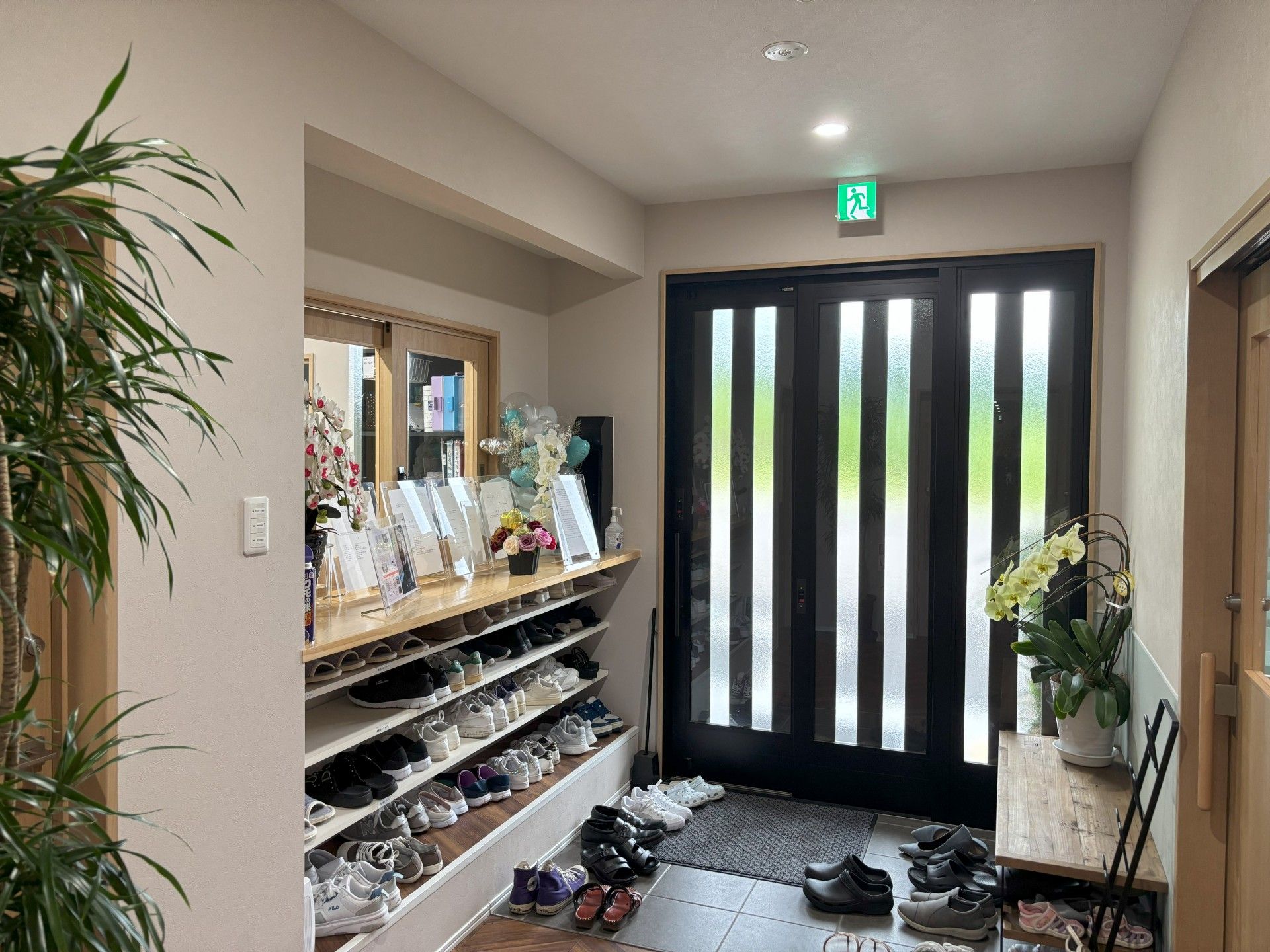 明るい玄関の様子