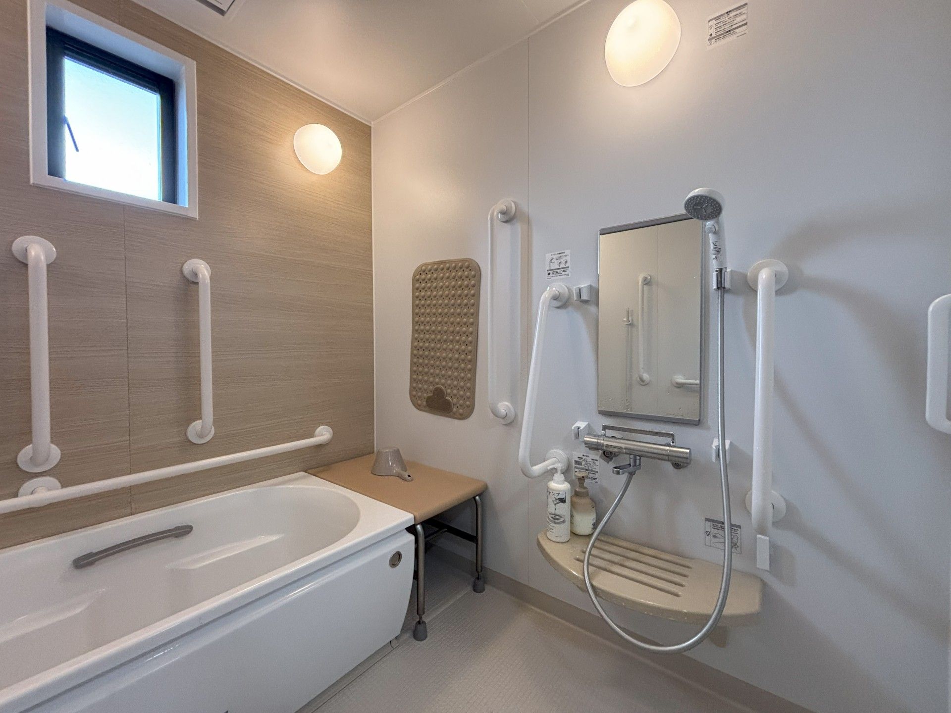 手すり付きの浴室