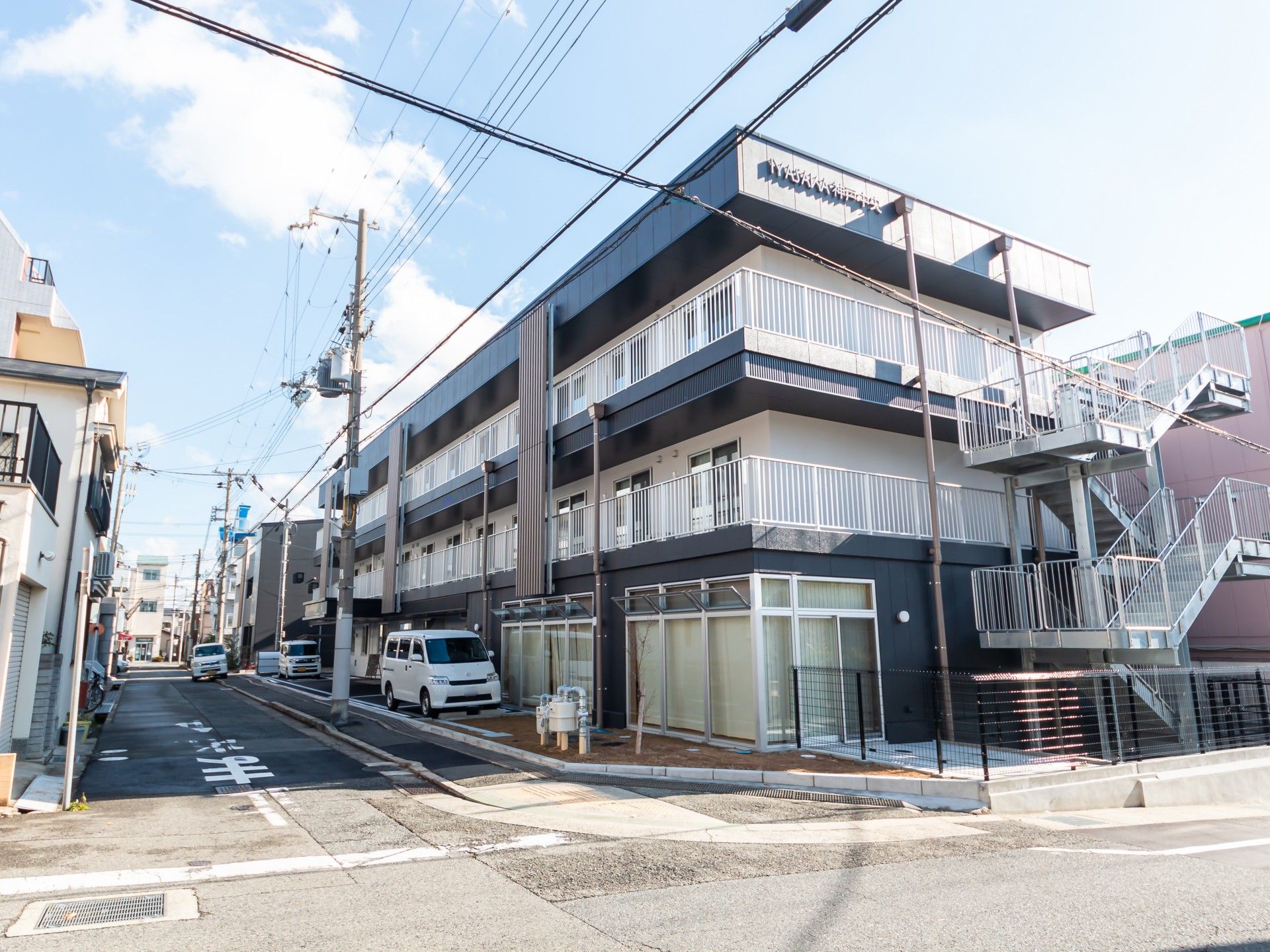 三階建ての建物外観