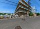 周囲の住宅と駐車場のある建物