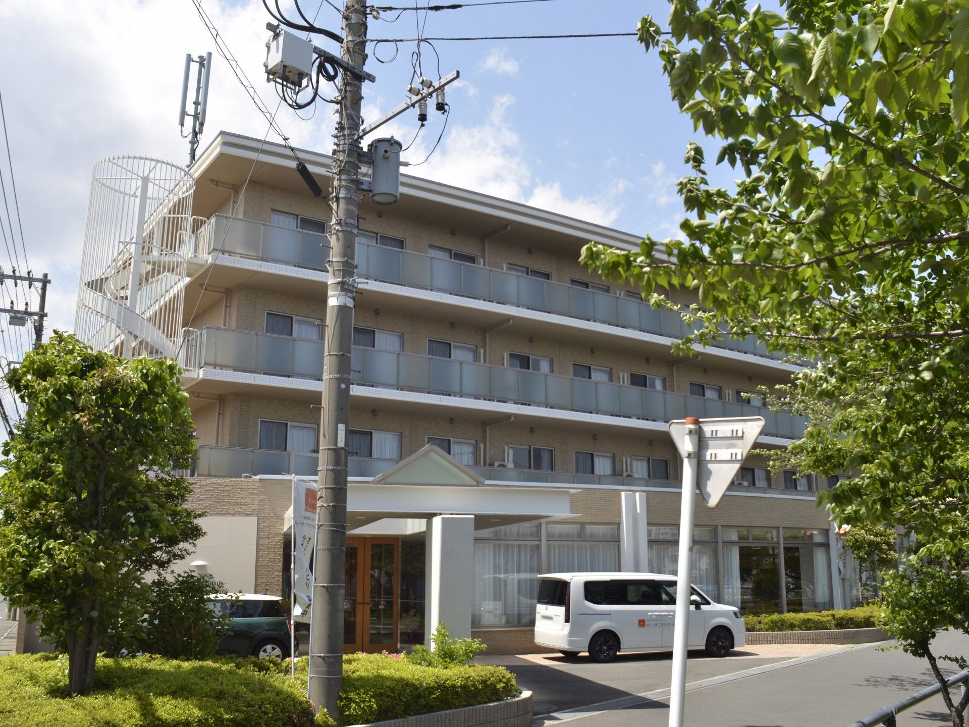 緑に囲まれた建物外観