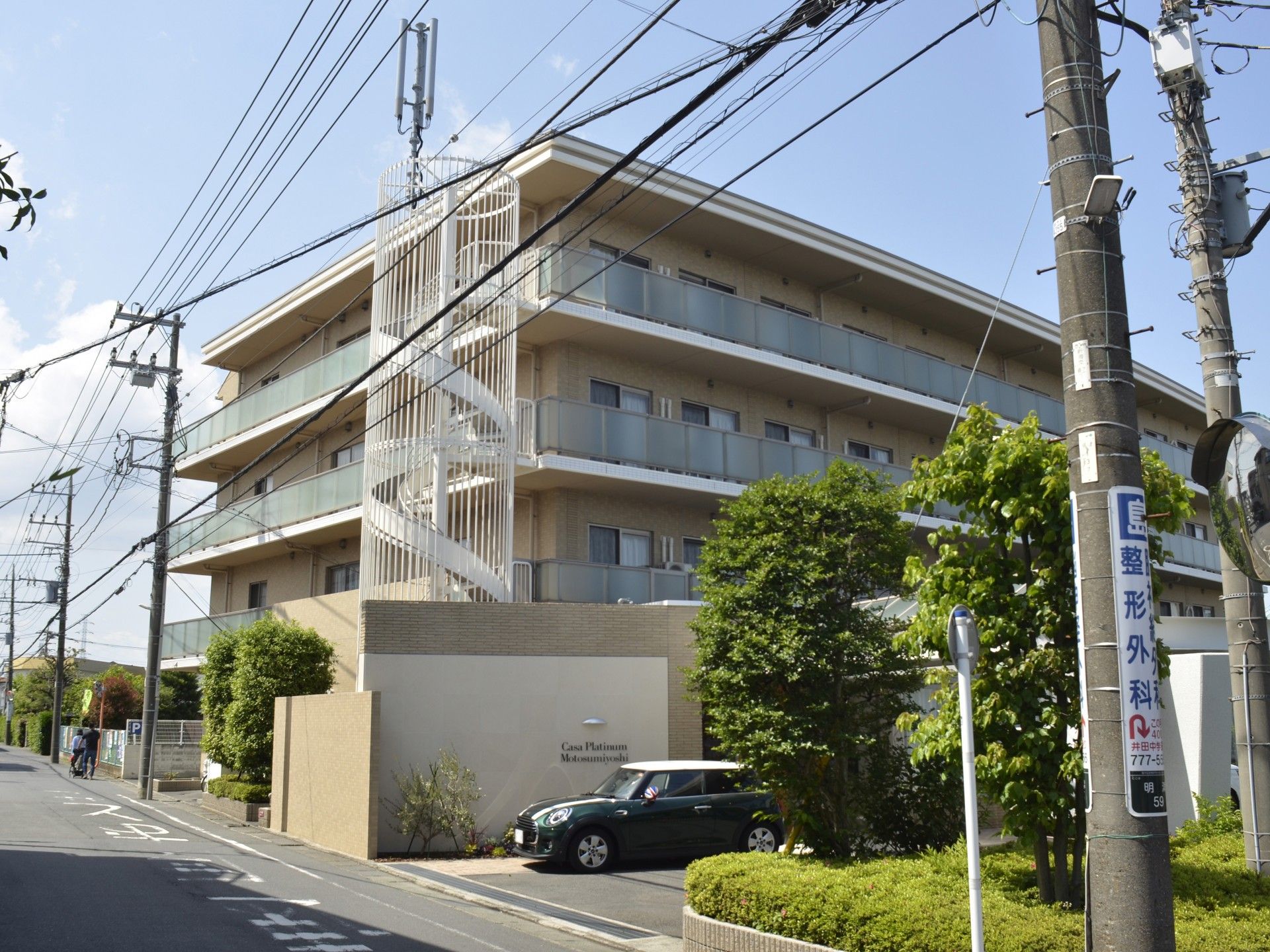 緑に囲まれた建物外観