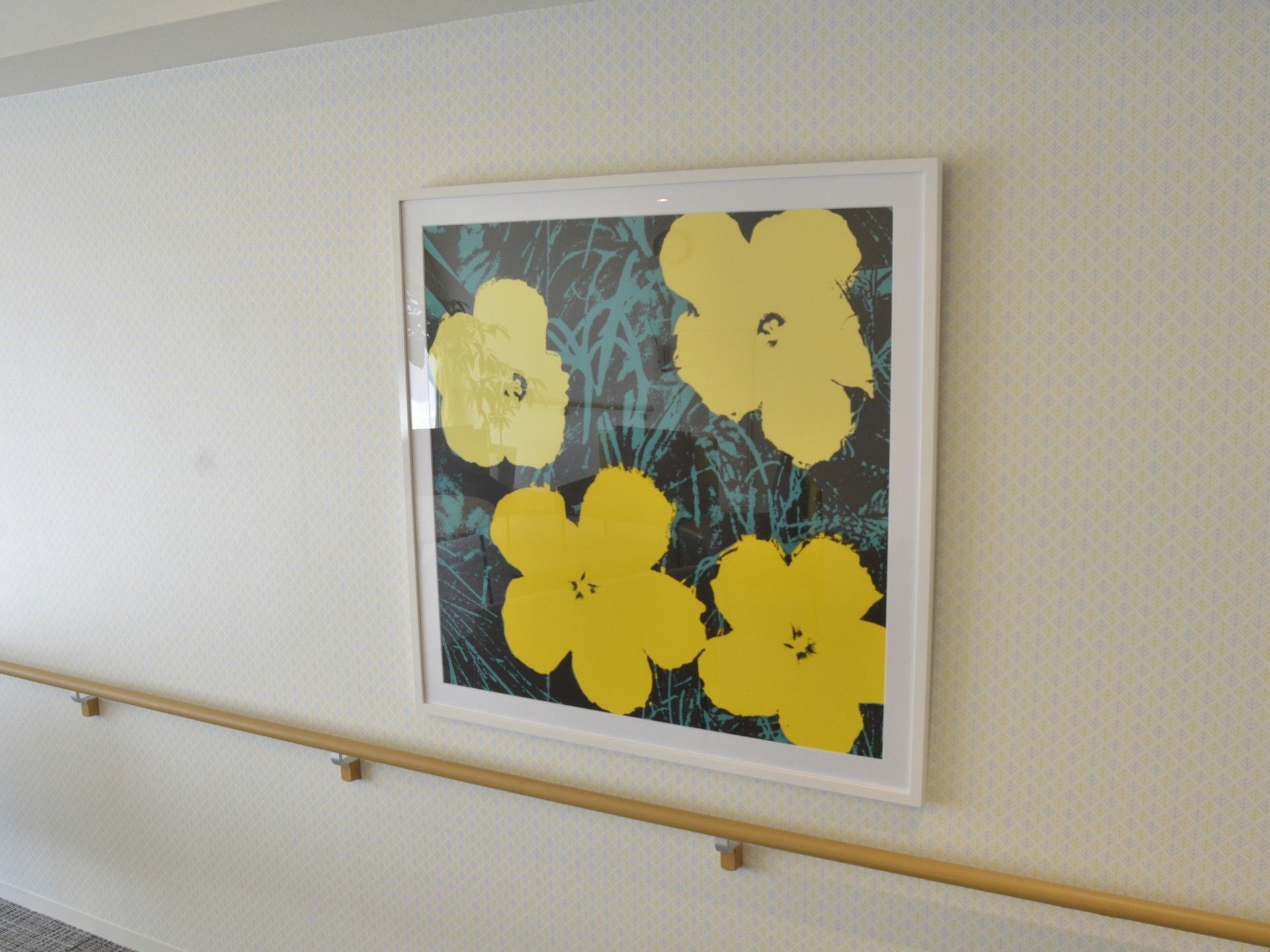 黄色い花の絵が飾られた廊下