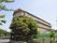 緑に囲まれた建物外観