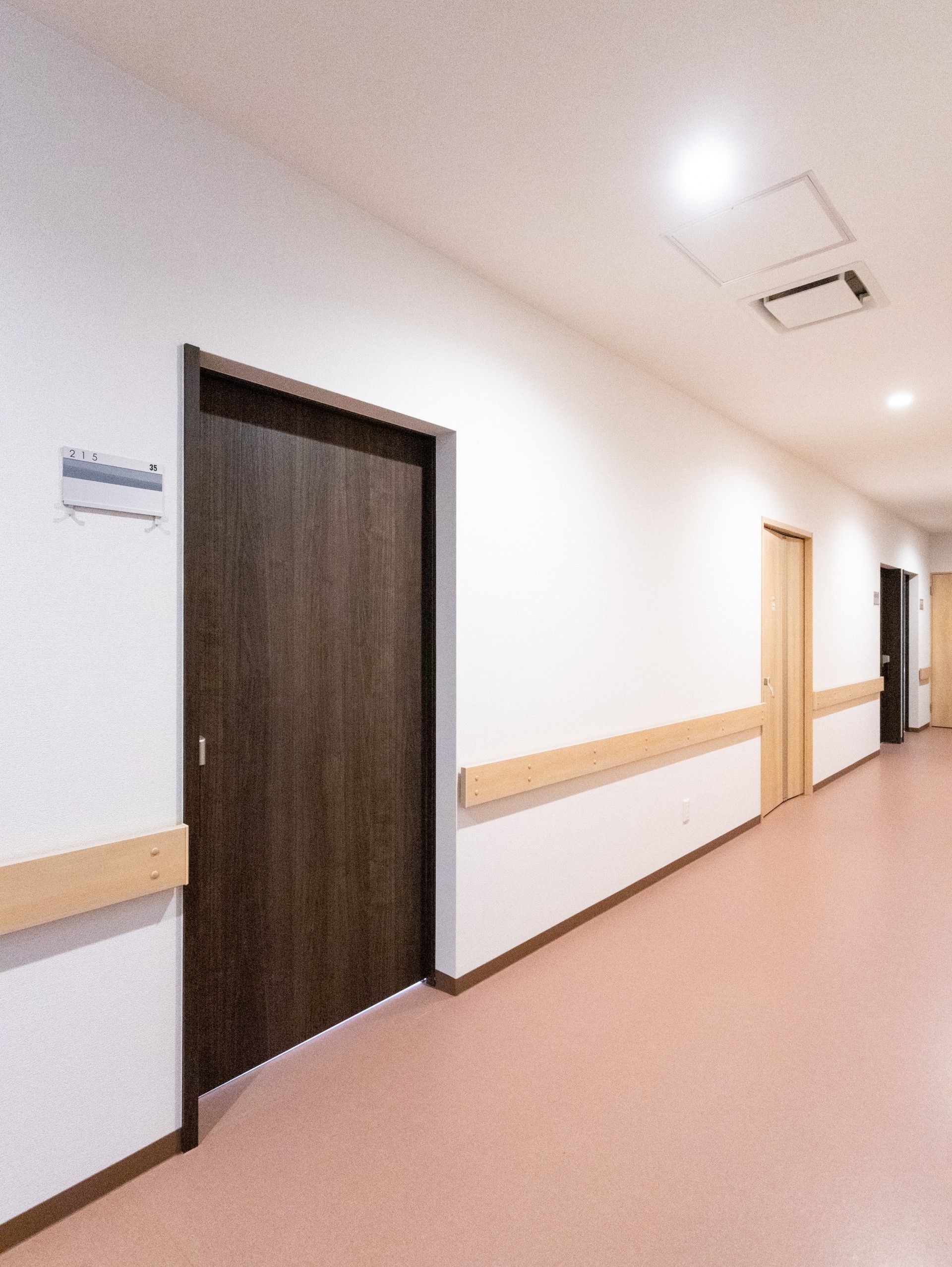 安全な手すり付き廊下