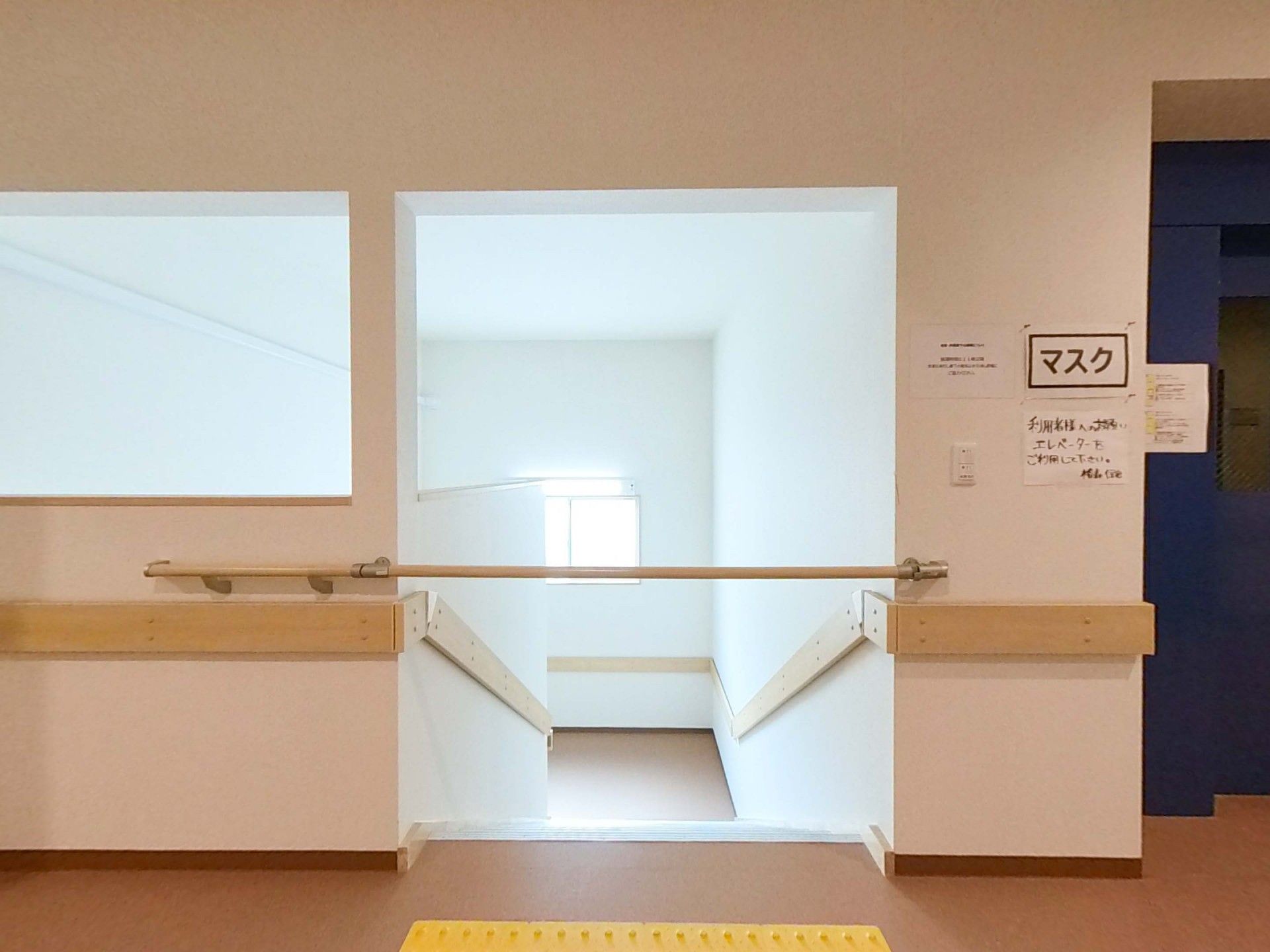 手すり付きの階段