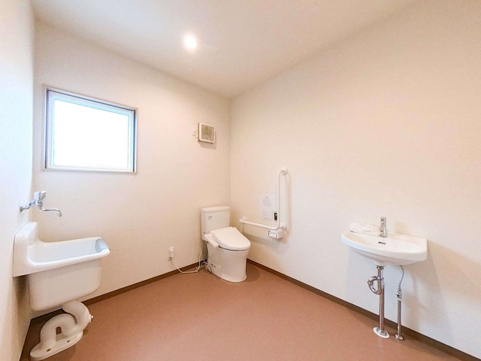 手すり付きの広いトイレ