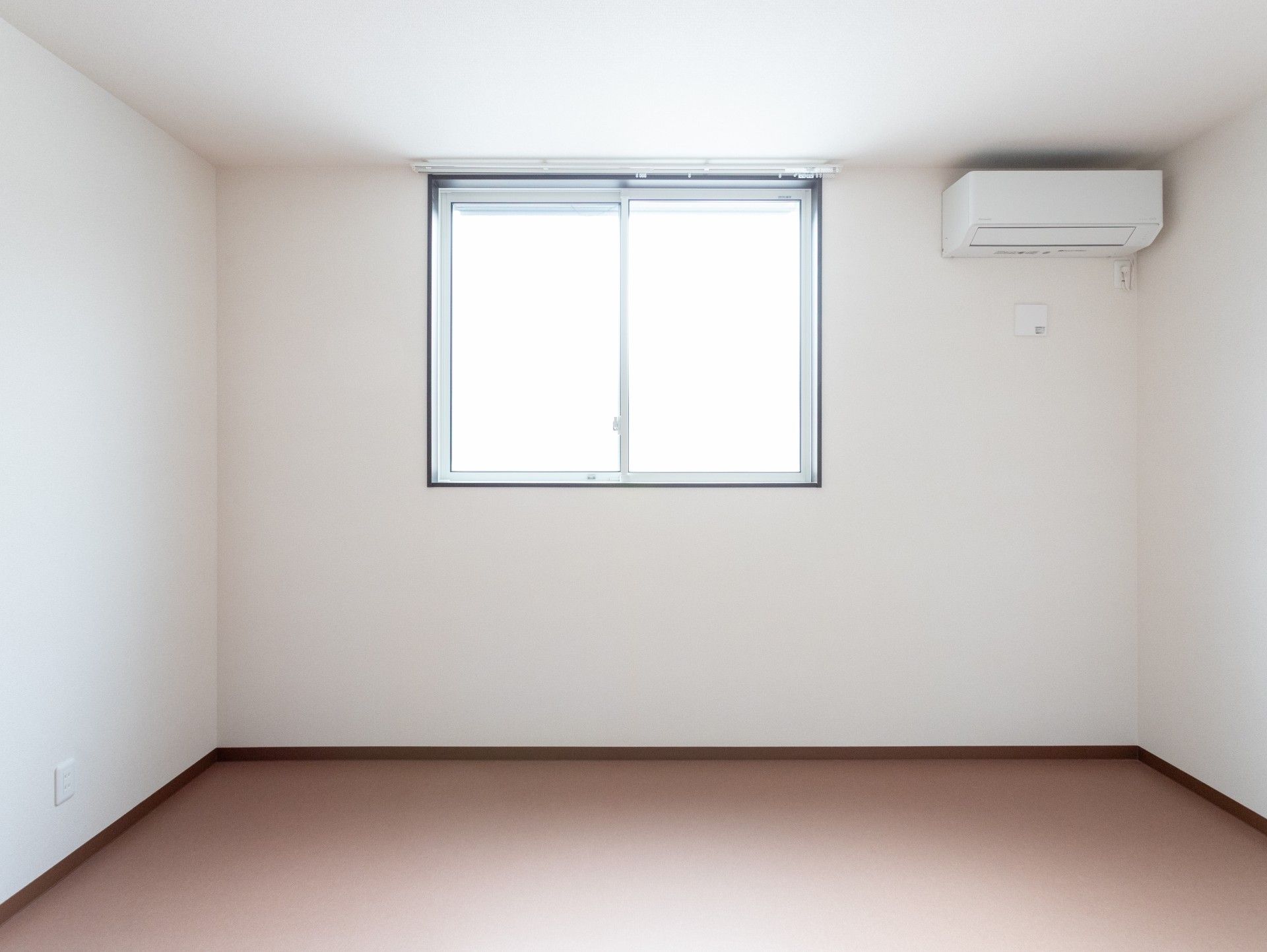 窓とエアコンのある部屋