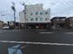 建物前の道路と駐輪場