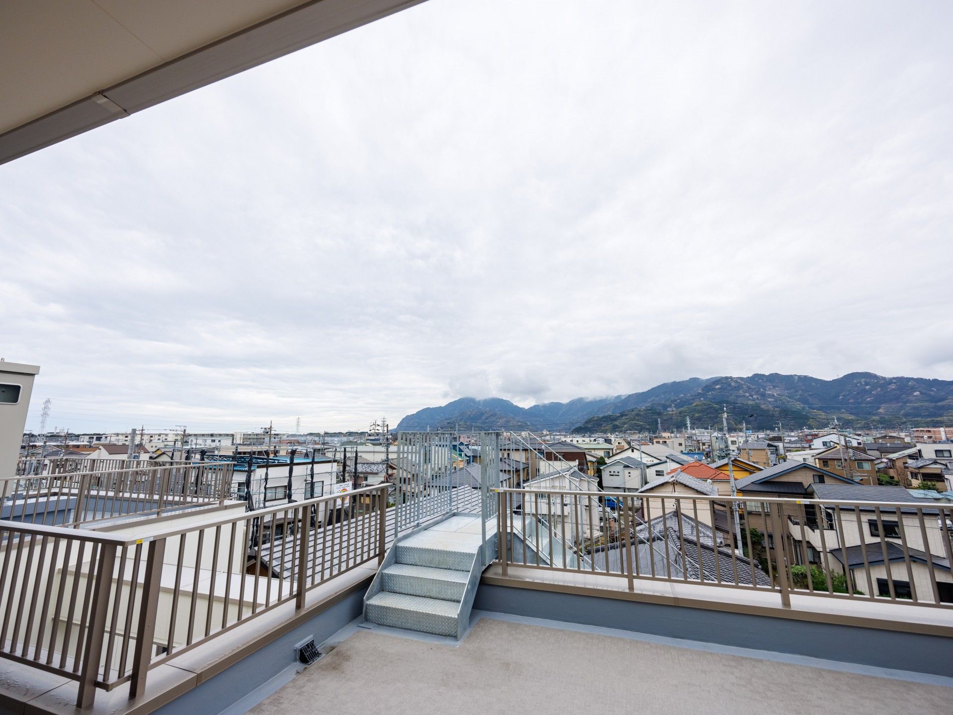 山々を望む開放的な屋上