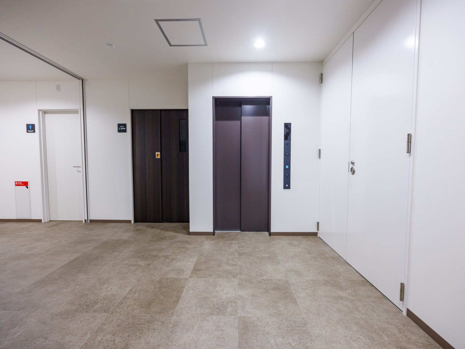 エレベーターと廊下
