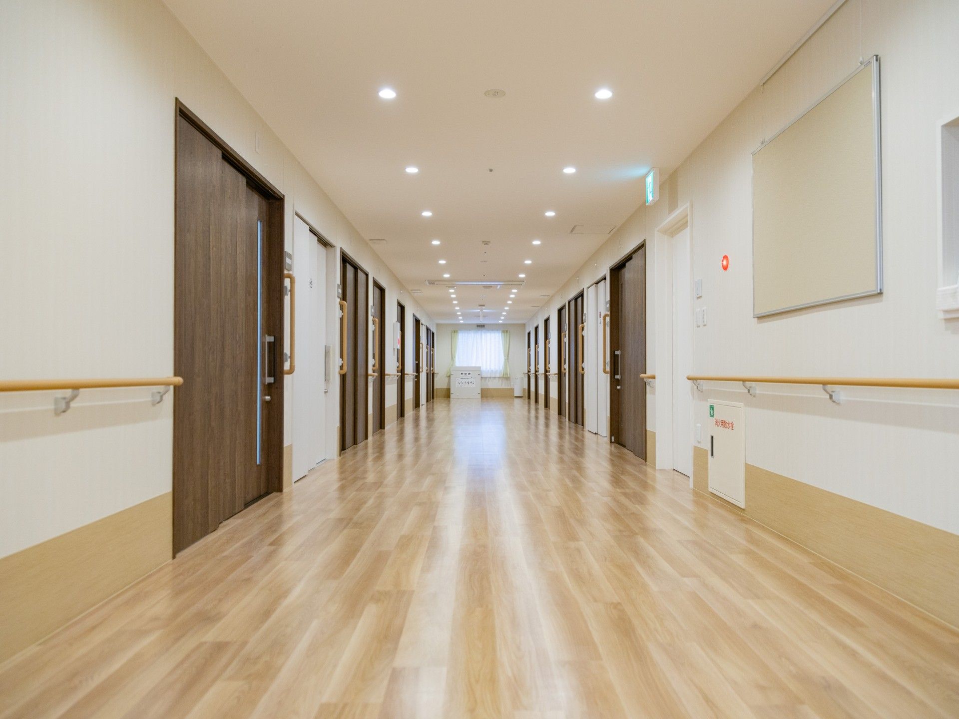 手すり付きの長い廊下