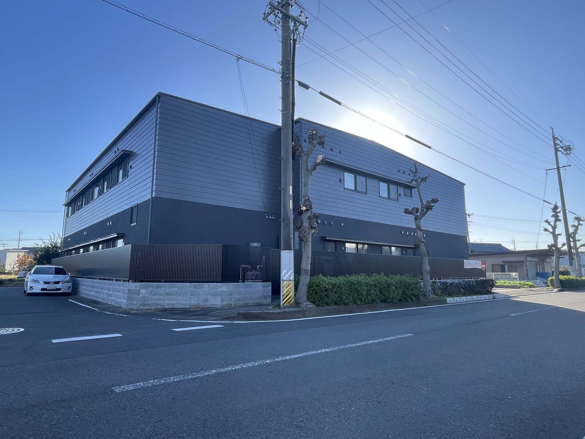 落ち着いた外観の建物