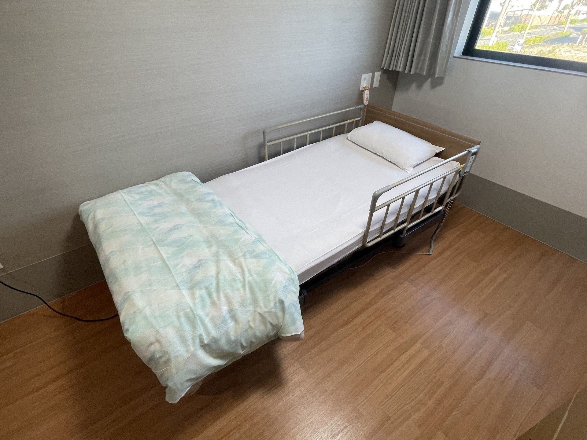 シンプルなベッドの部屋