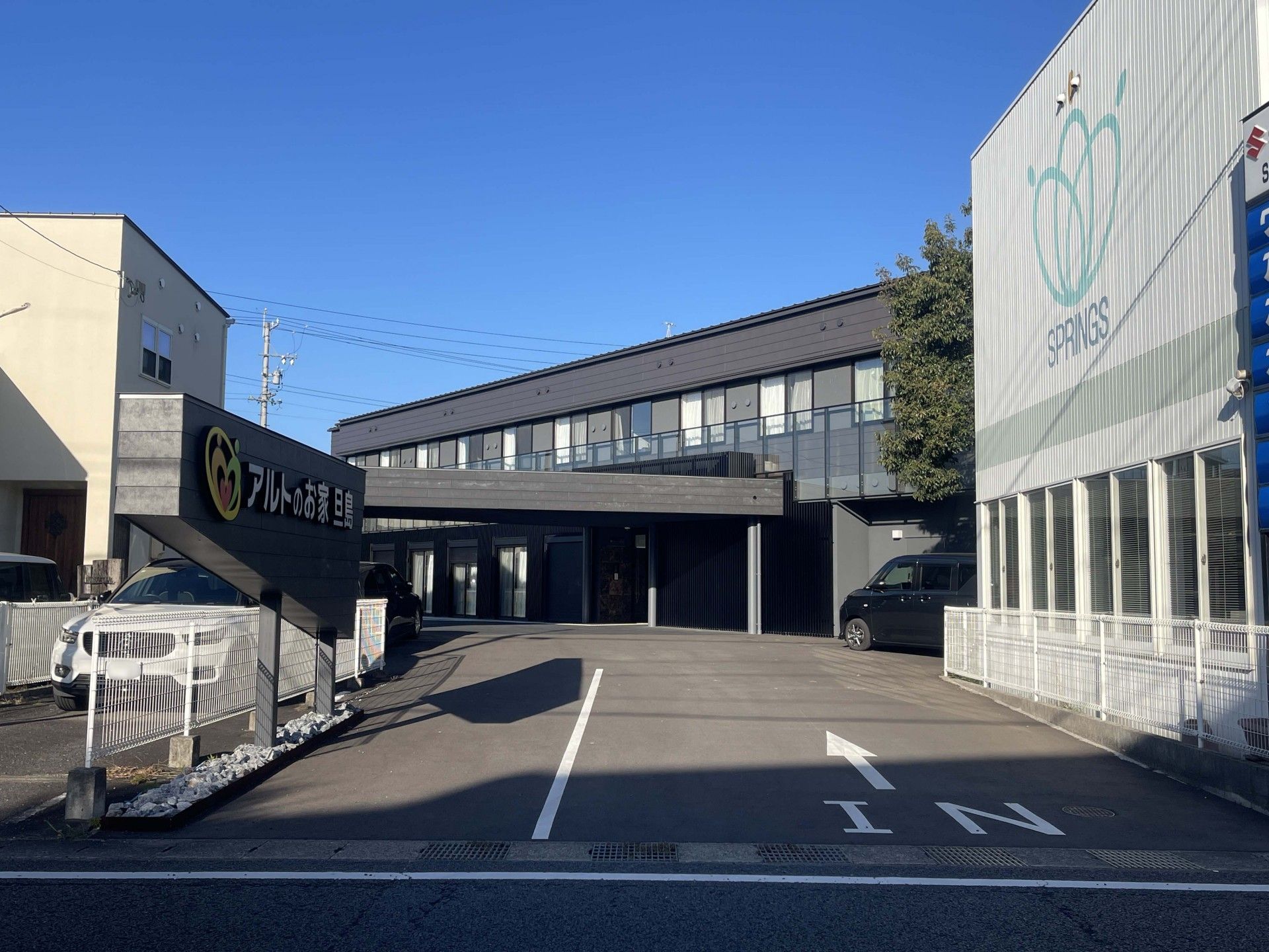 入口のある建物外観