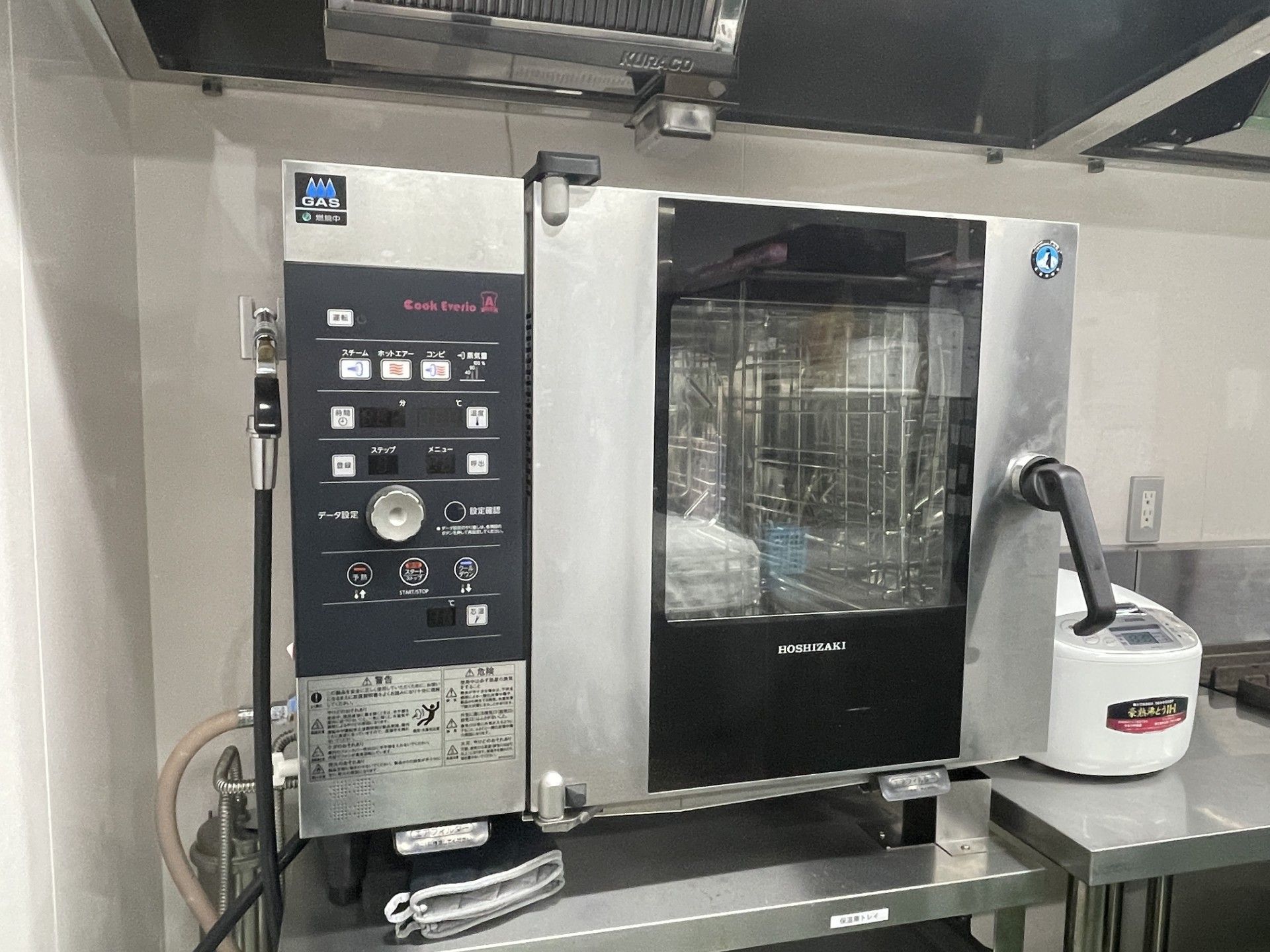 調理機器のあるキッチン