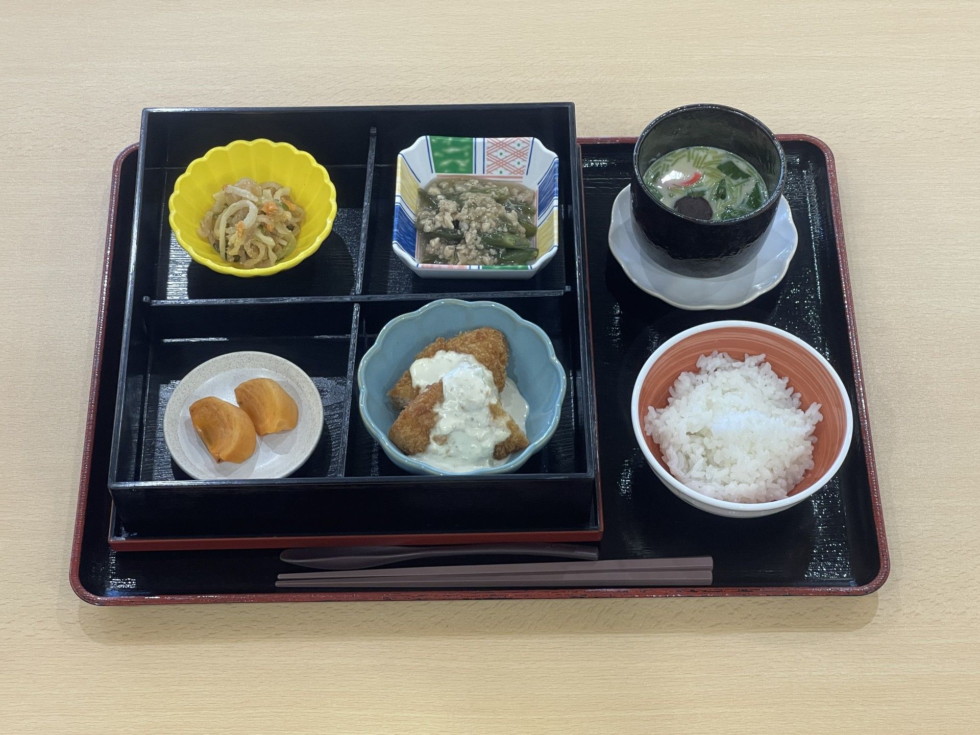 彩り豊かな食事の膳