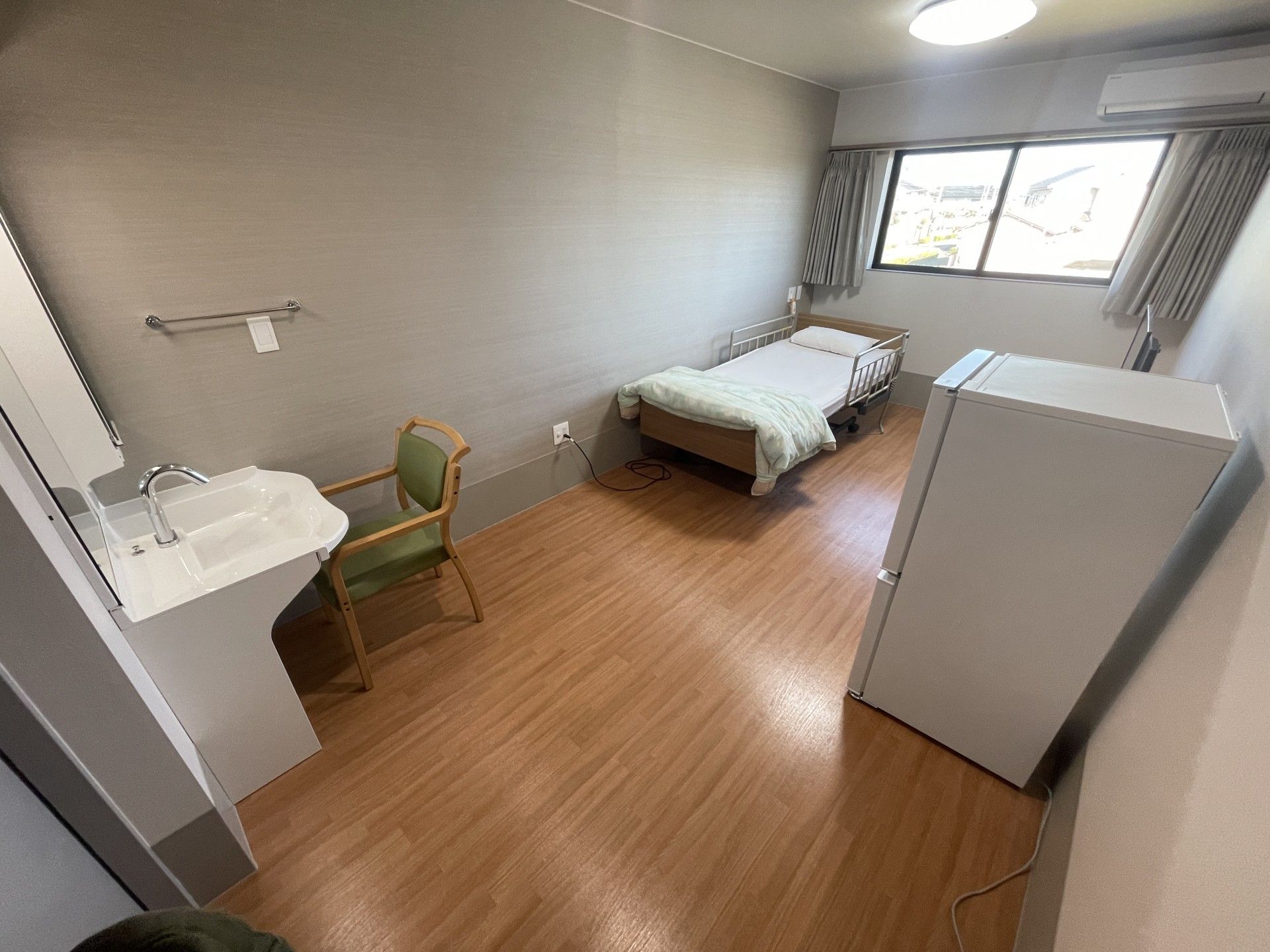 シンプルな個室の様子