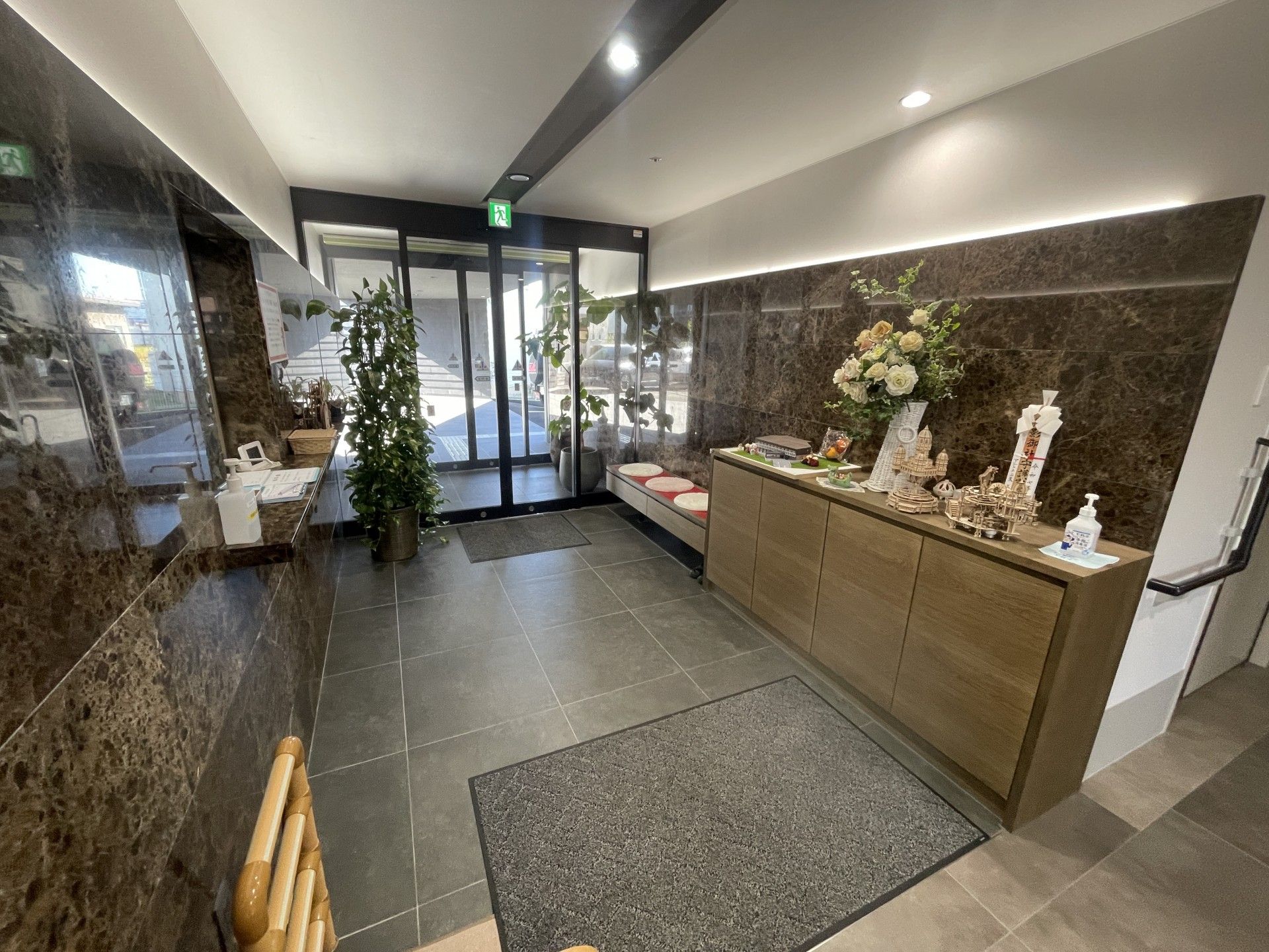 明るいエントランス