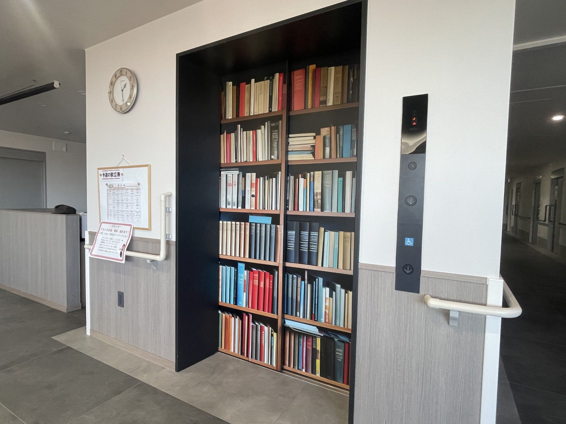 本棚のあるエレベーター前