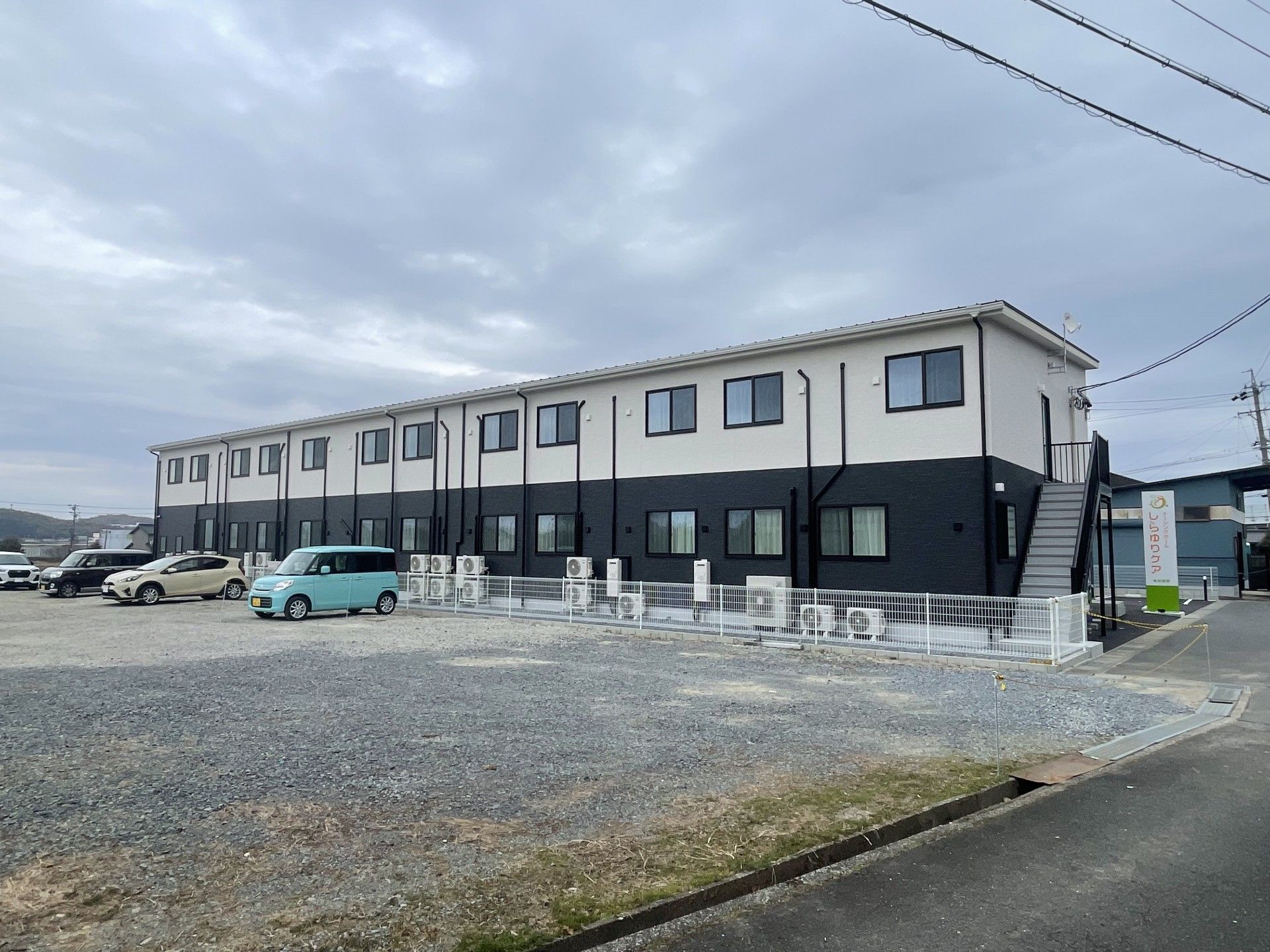 駐車場のある建物外観