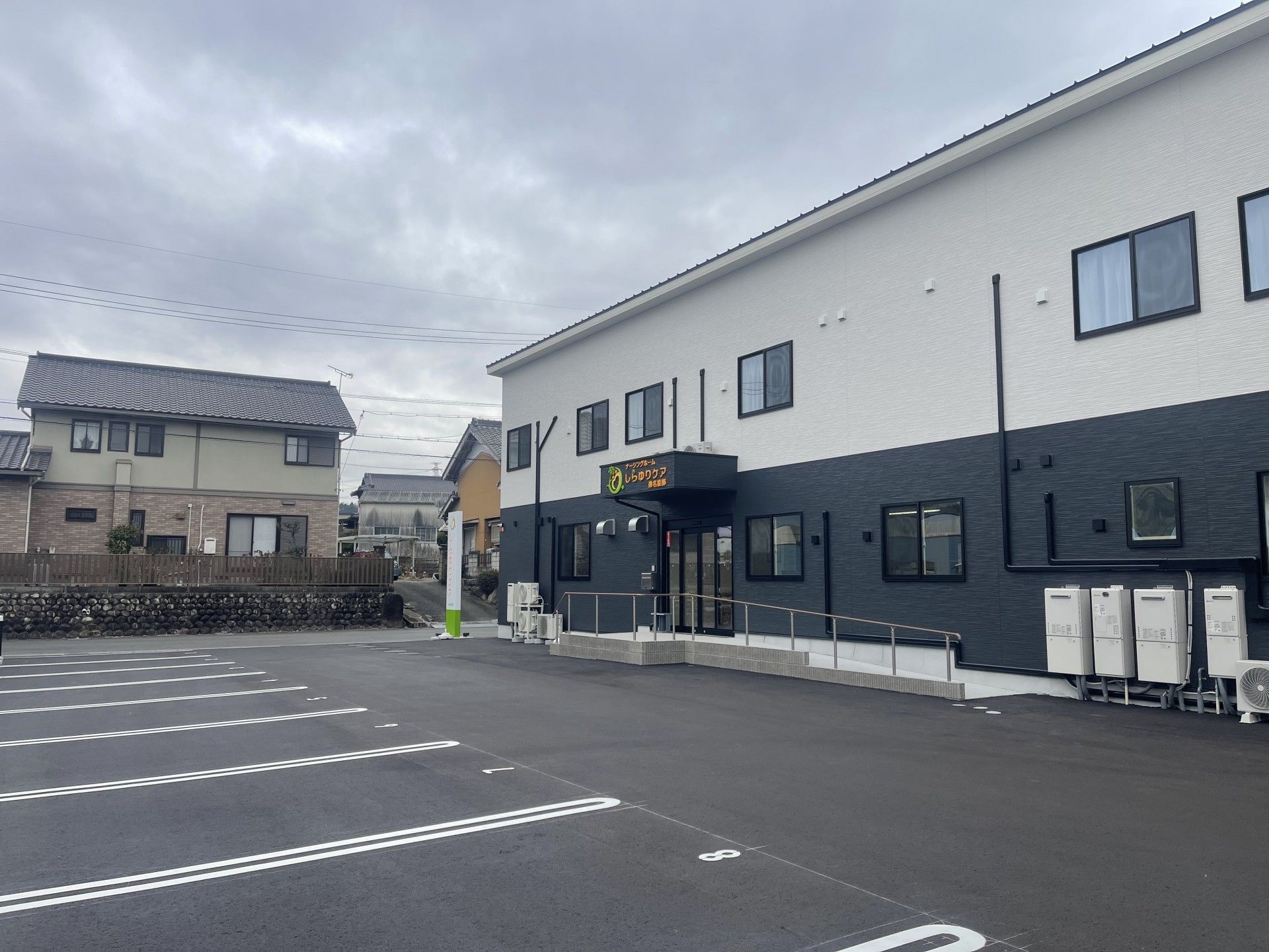 駐車場と建物の外観