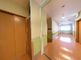 明るく広々とした廊下