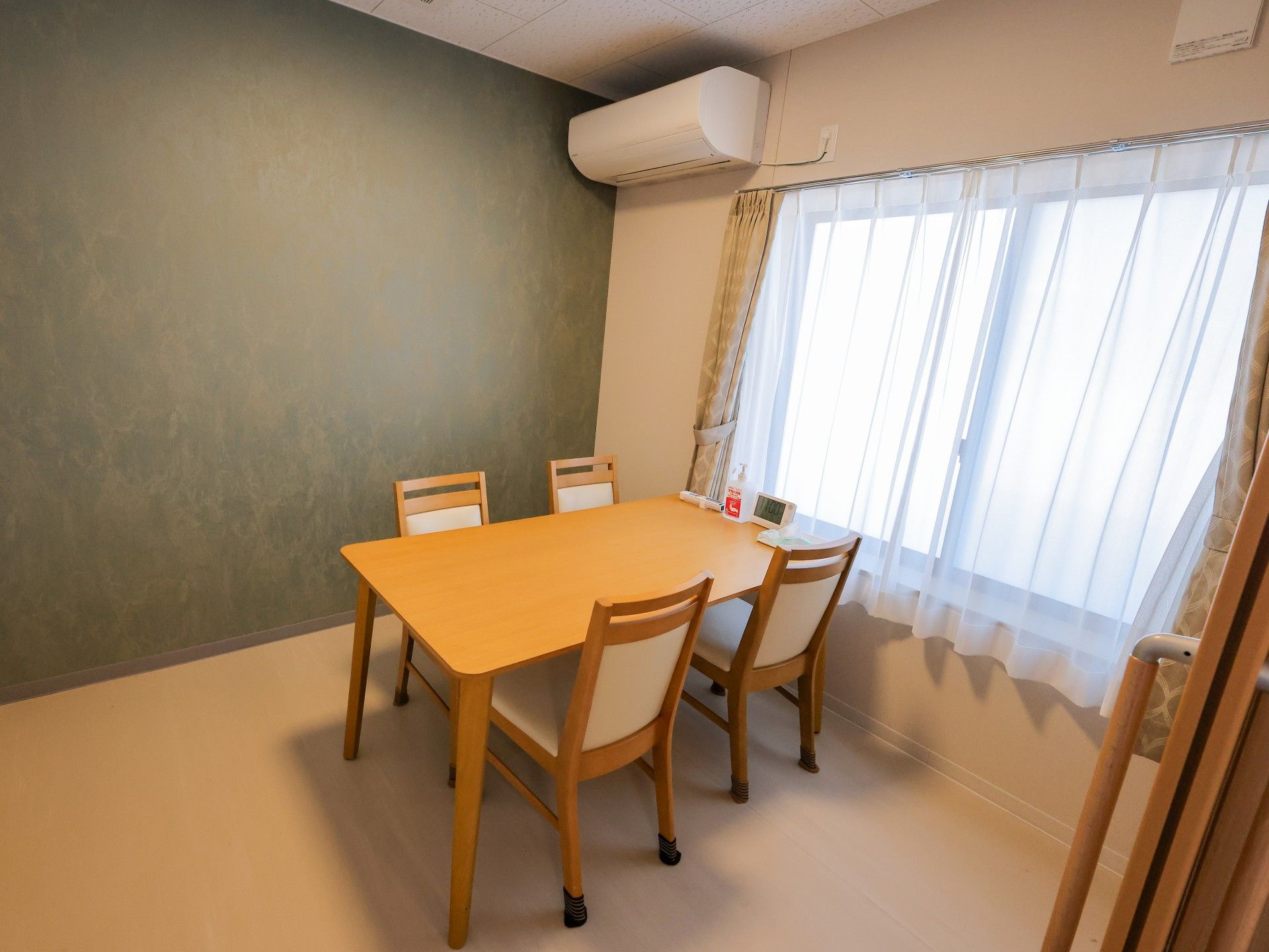 窓際のテーブルと椅子