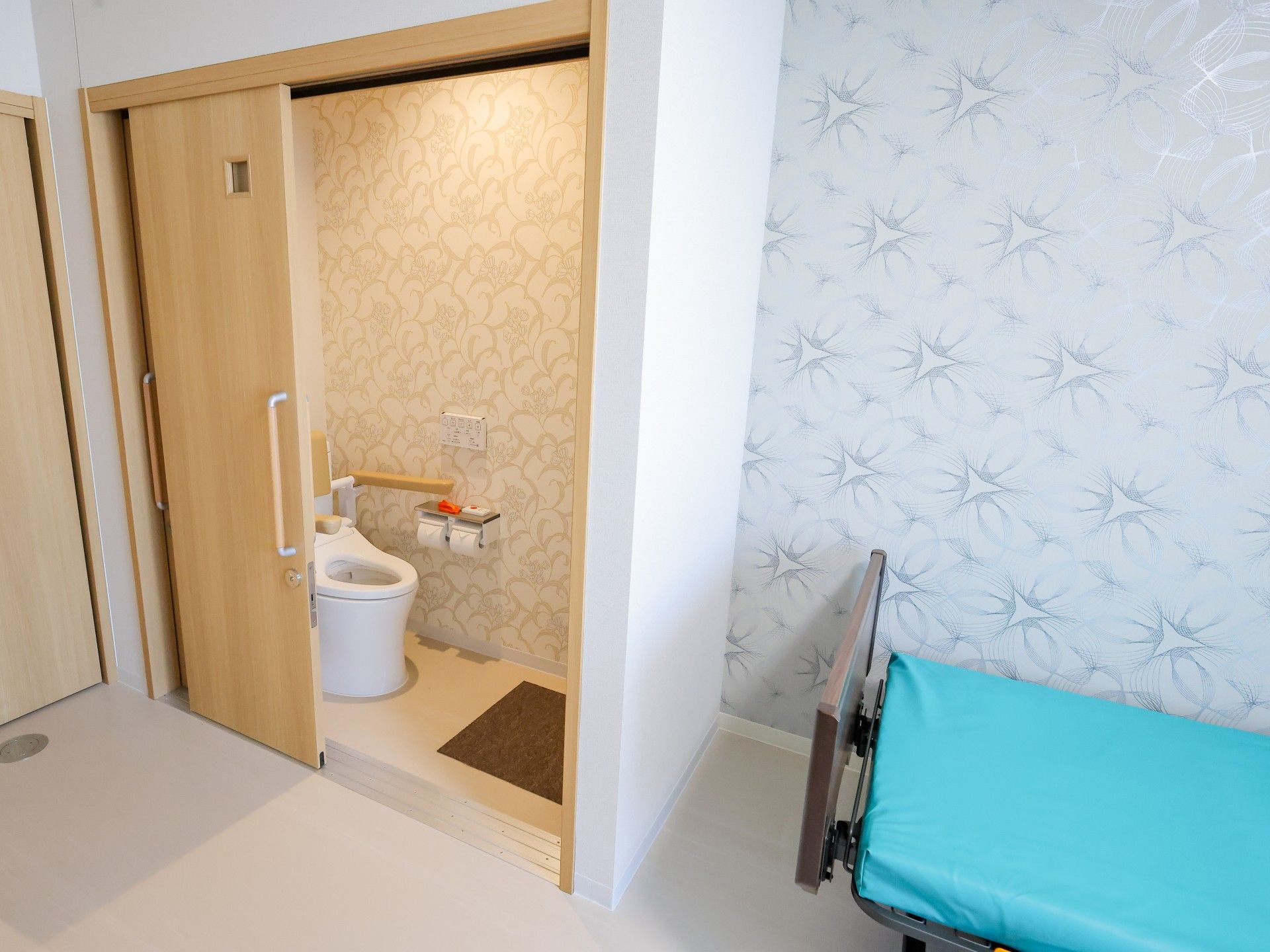 手すり付きのトイレ