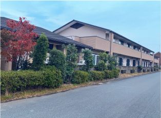 緑に囲まれた建物外観