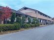 緑に囲まれた建物外観