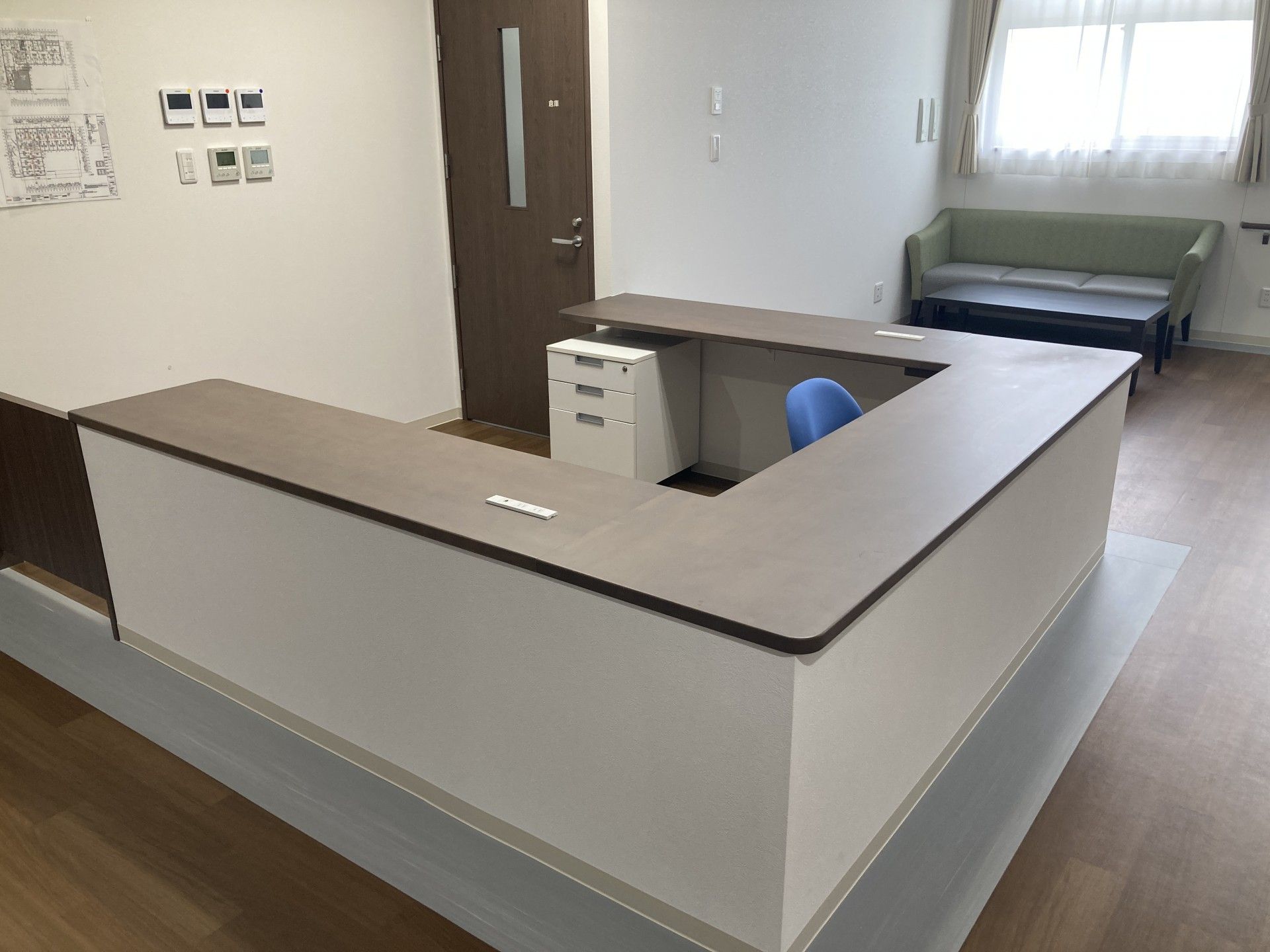 受付カウンターとソファ