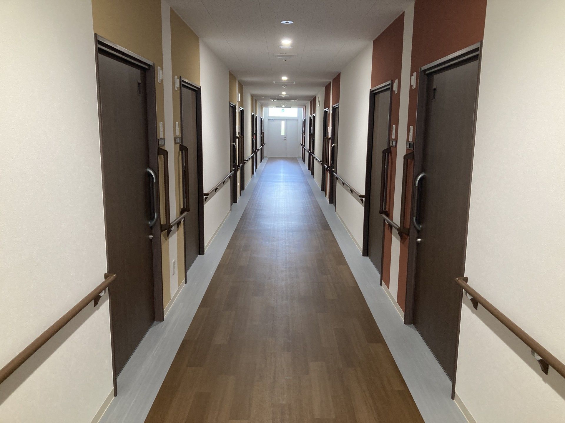 手すり付きの廊下