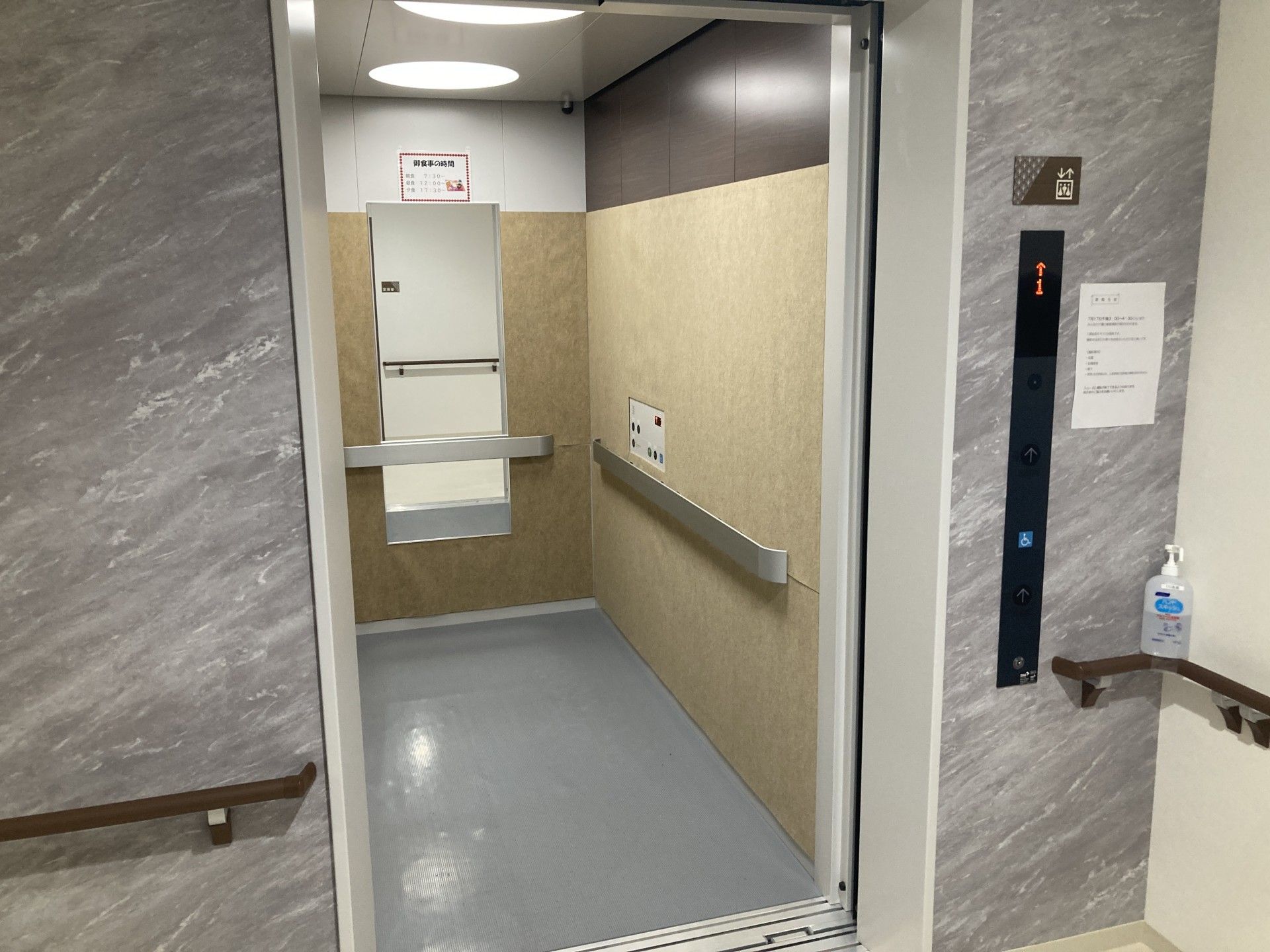 安全で広いエレベーター