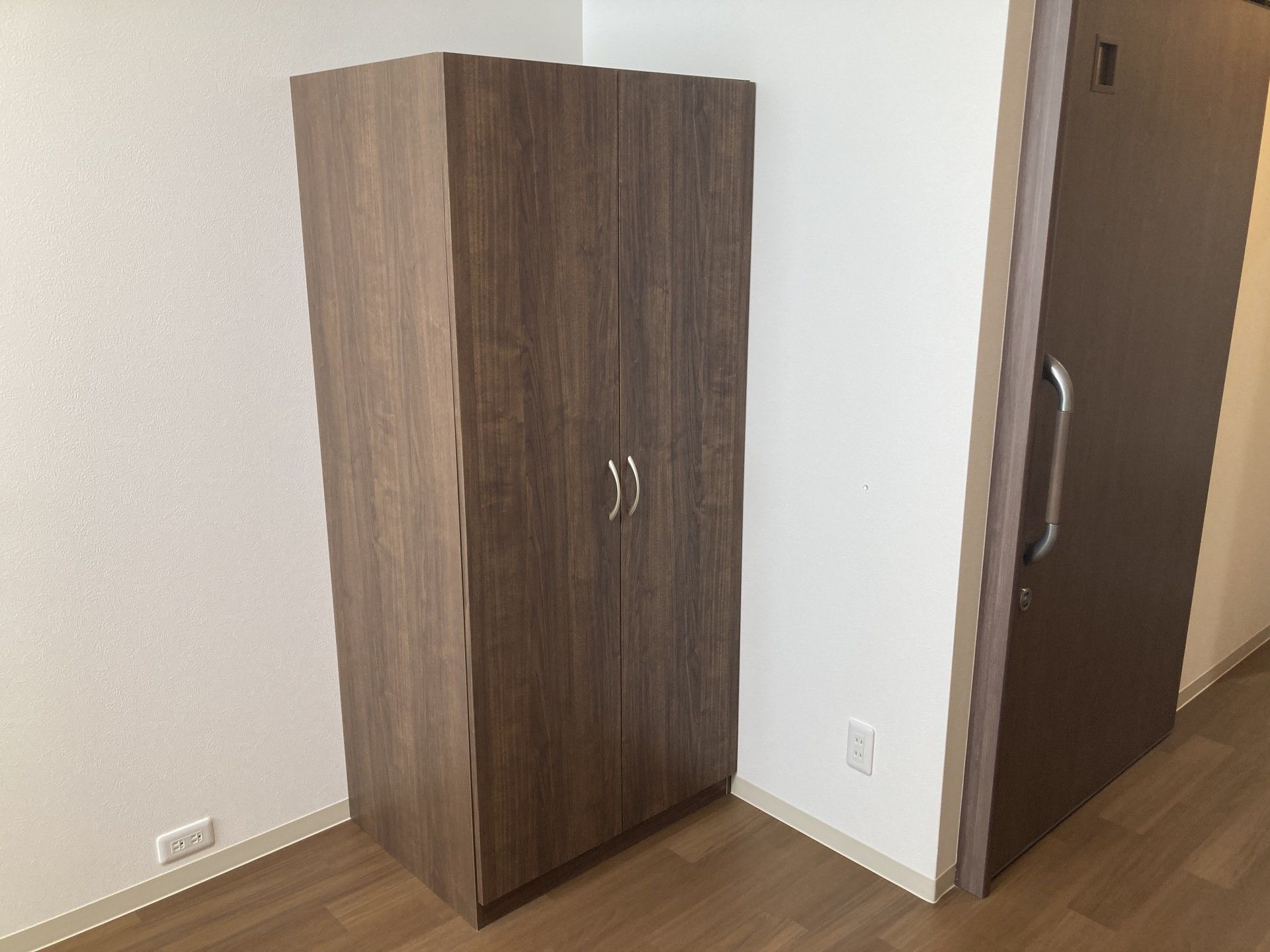 木製の収納と引き戸