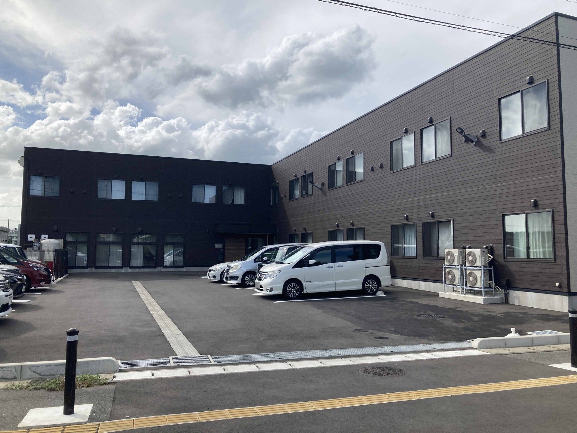 駐車場のある建物外観