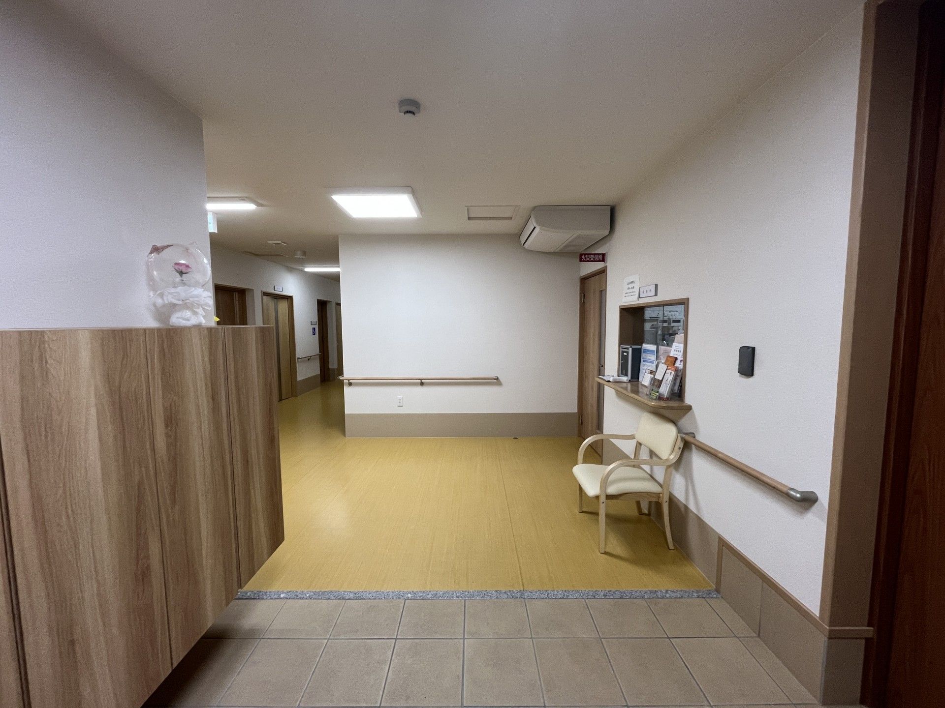 明るい廊下と椅子のある空間