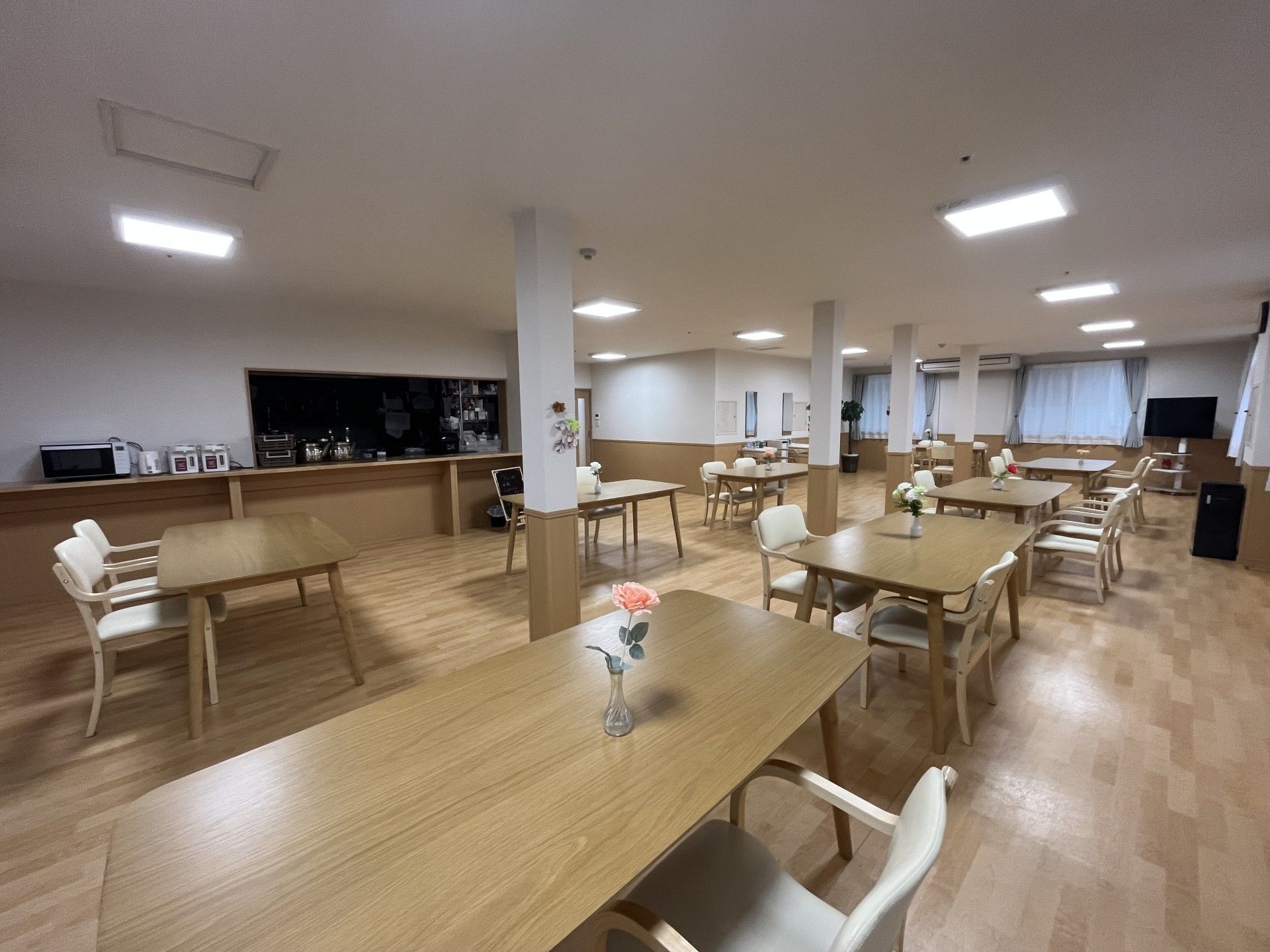 広々とした食事スペース