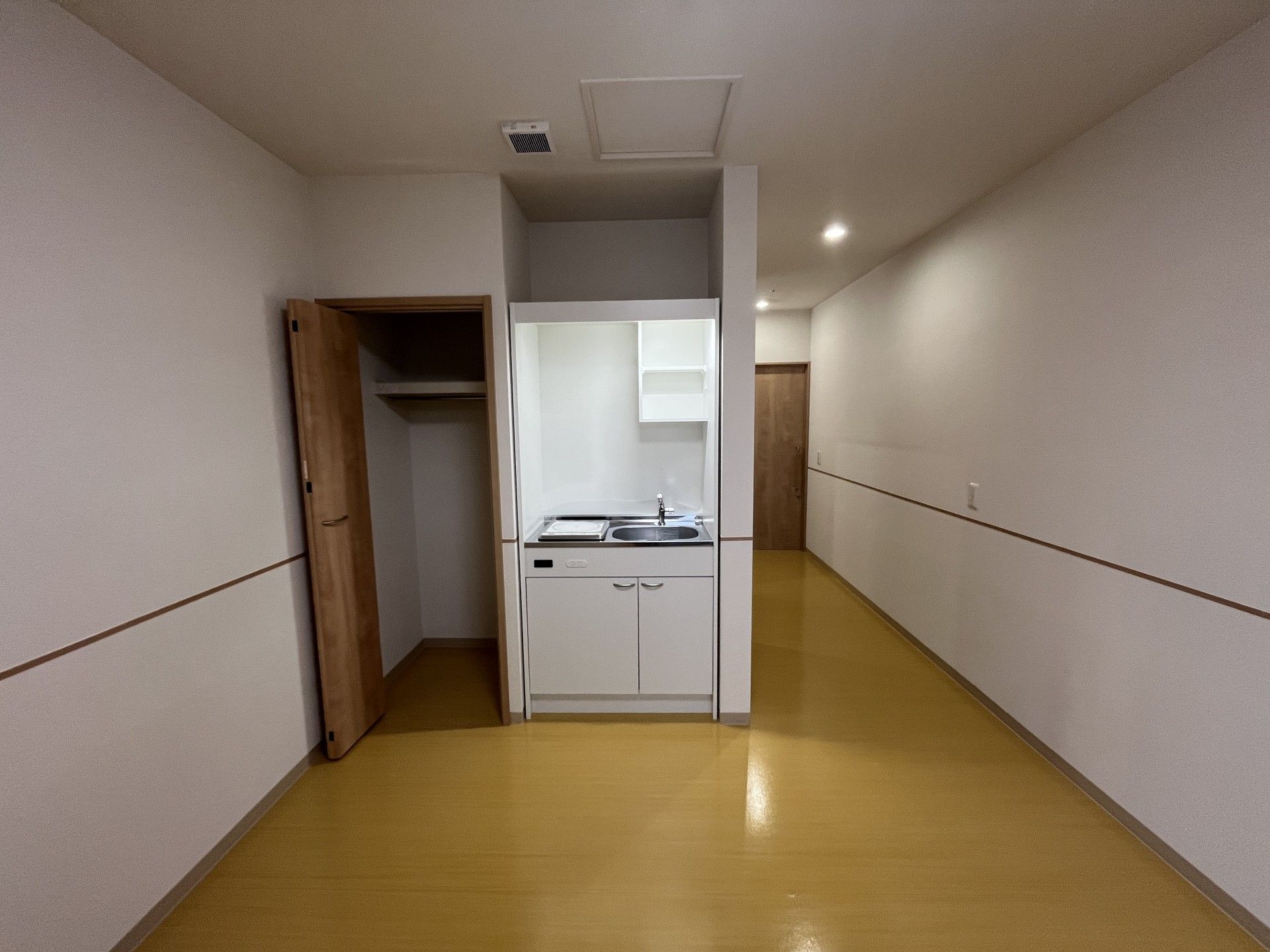 シンプルなキッチン付き部屋