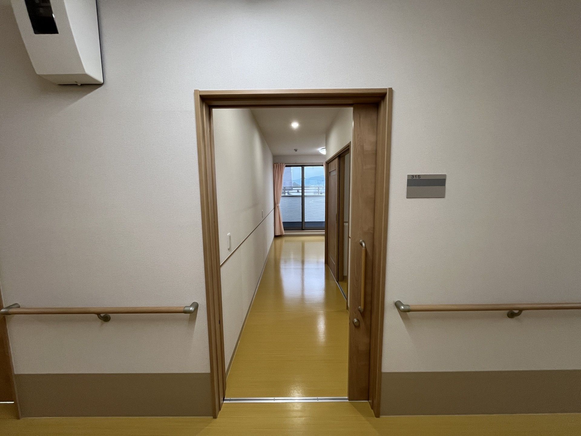 明るい廊下と居室