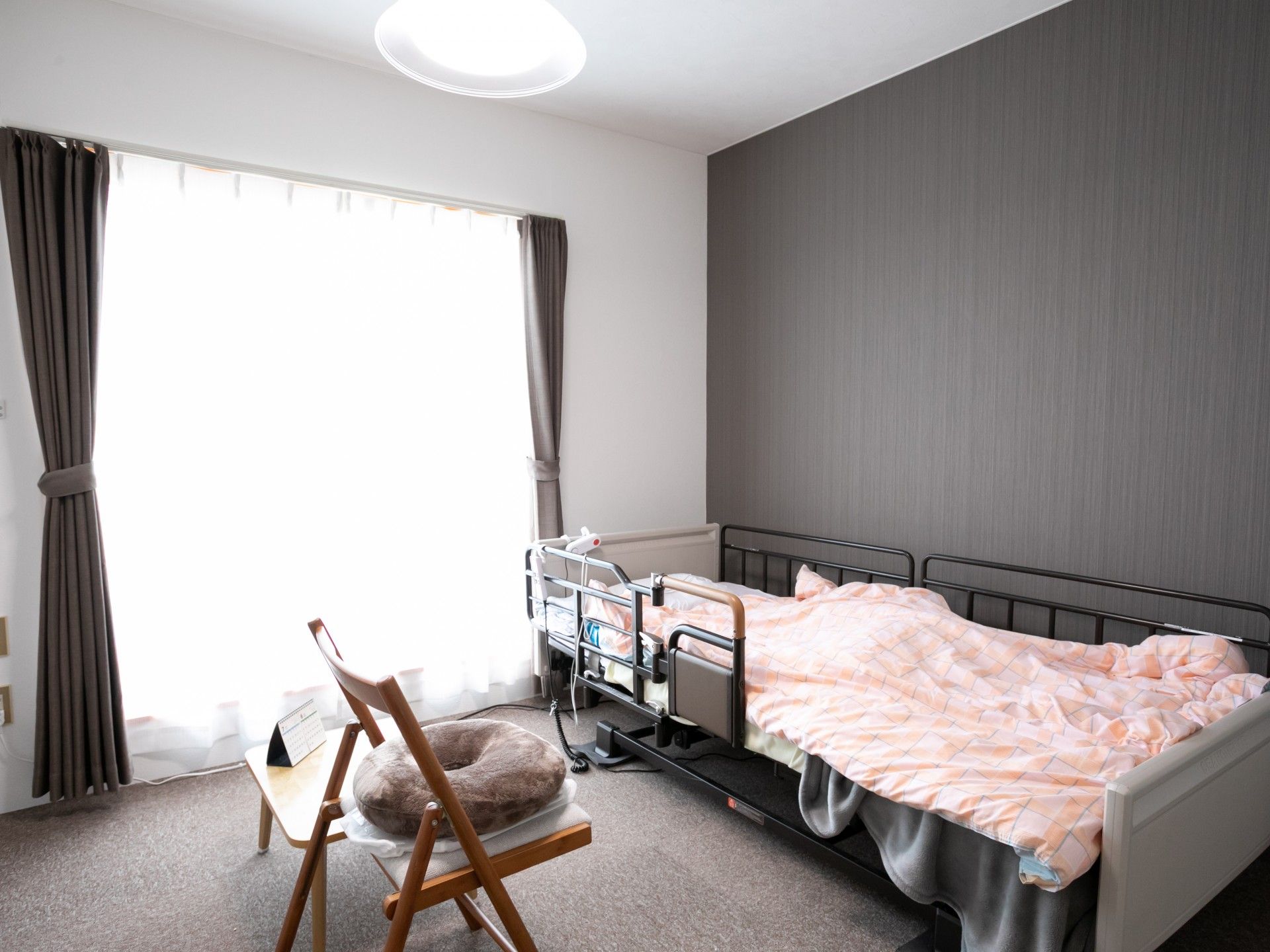 明るい個室のベッド