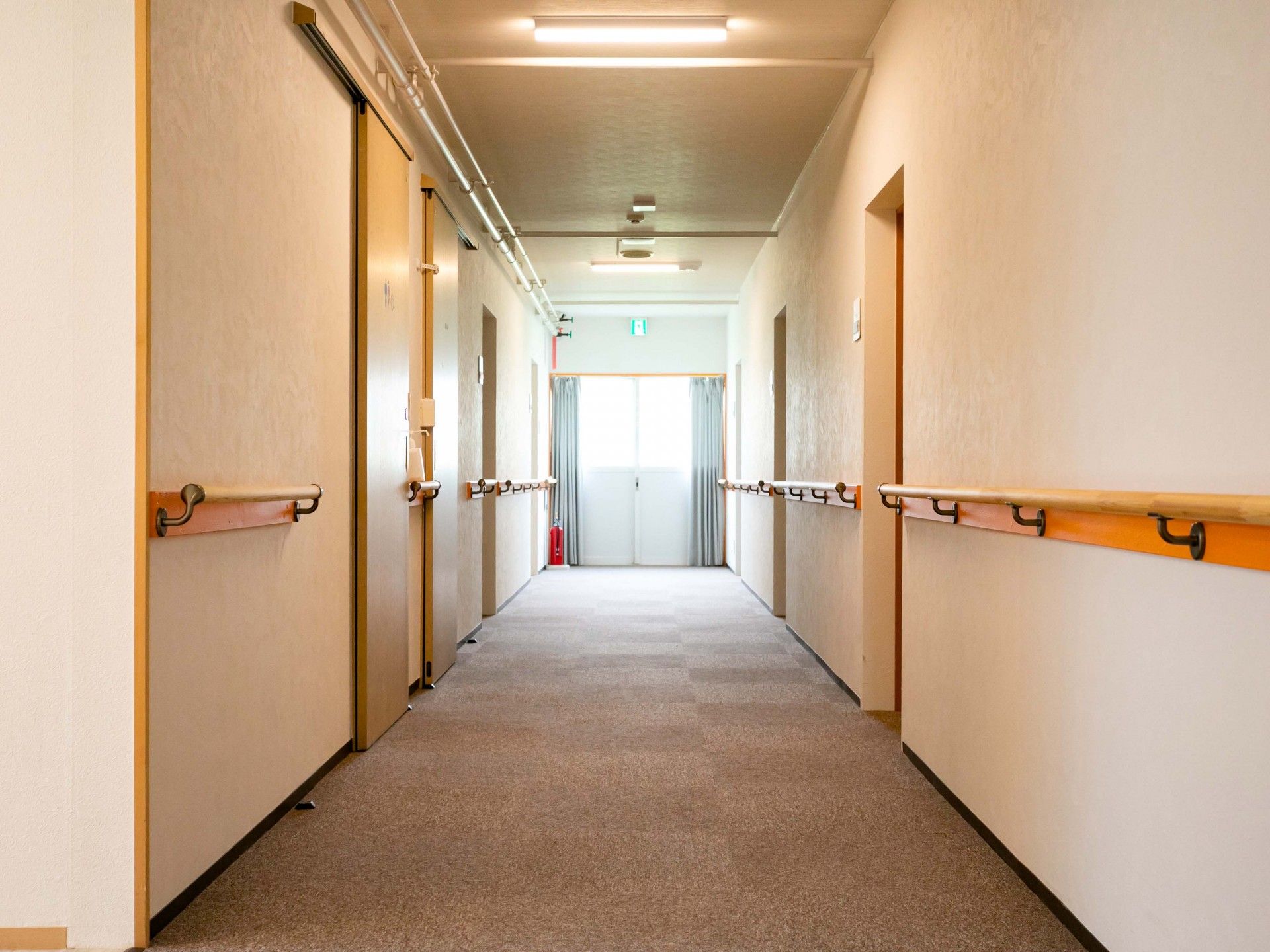 手すり付きの廊下