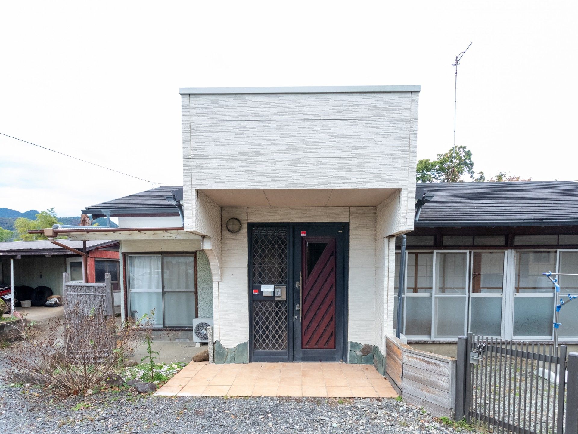 ゆったりとした入口の建物