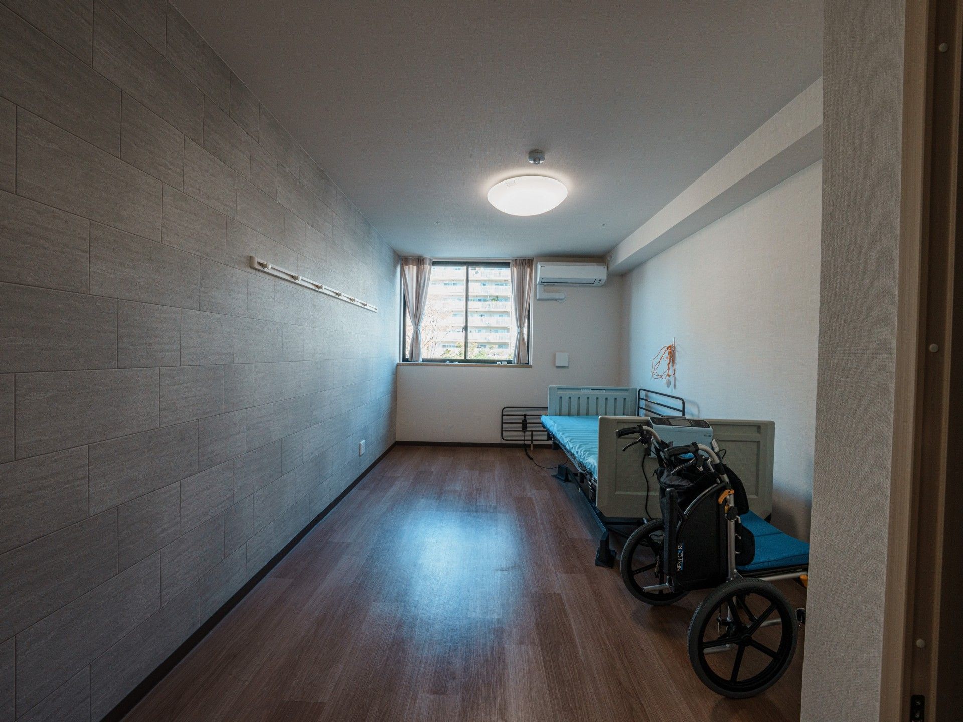窓際のベッドと車椅子