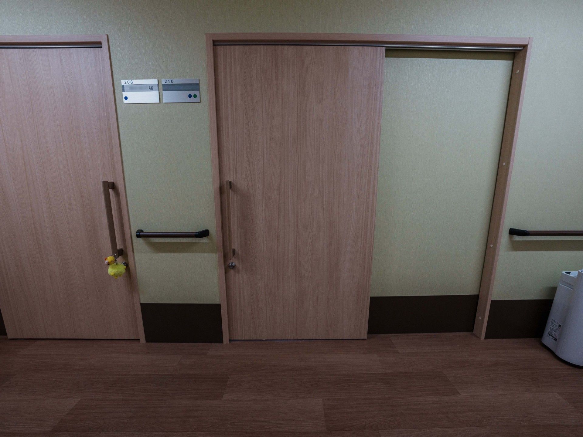 廊下の扉